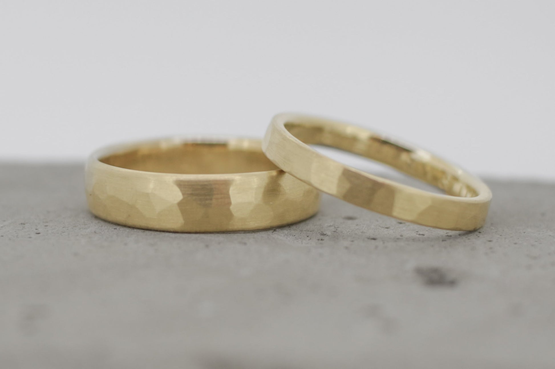 Gelbgold Eheringe (333/585/750) | gehämmert | gerades und ovales Profil - Goldschmiede Miret