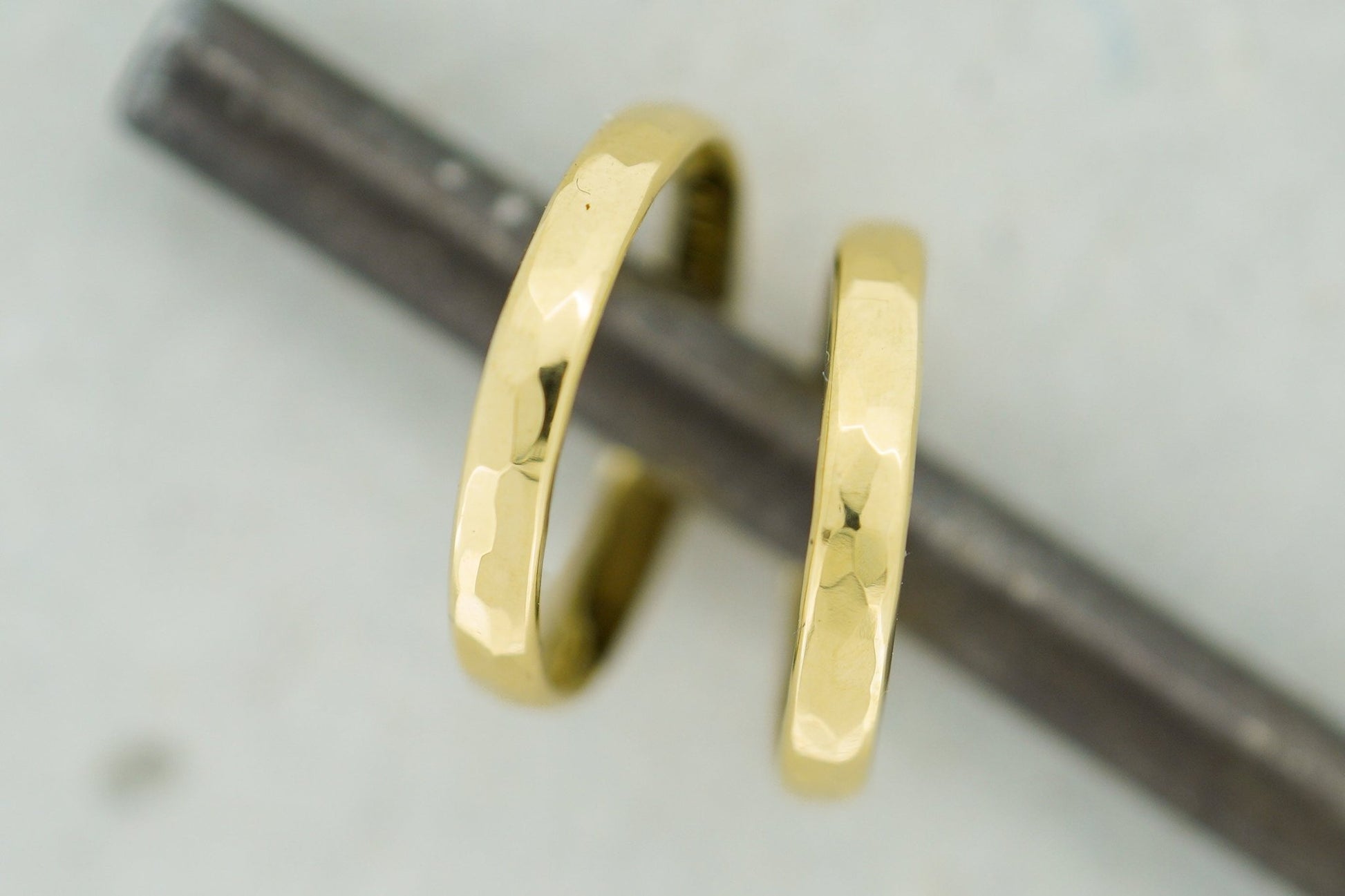 Gelbgold Eheringe (333/585/750) | gehämmert | poliert - Goldschmiede Miret