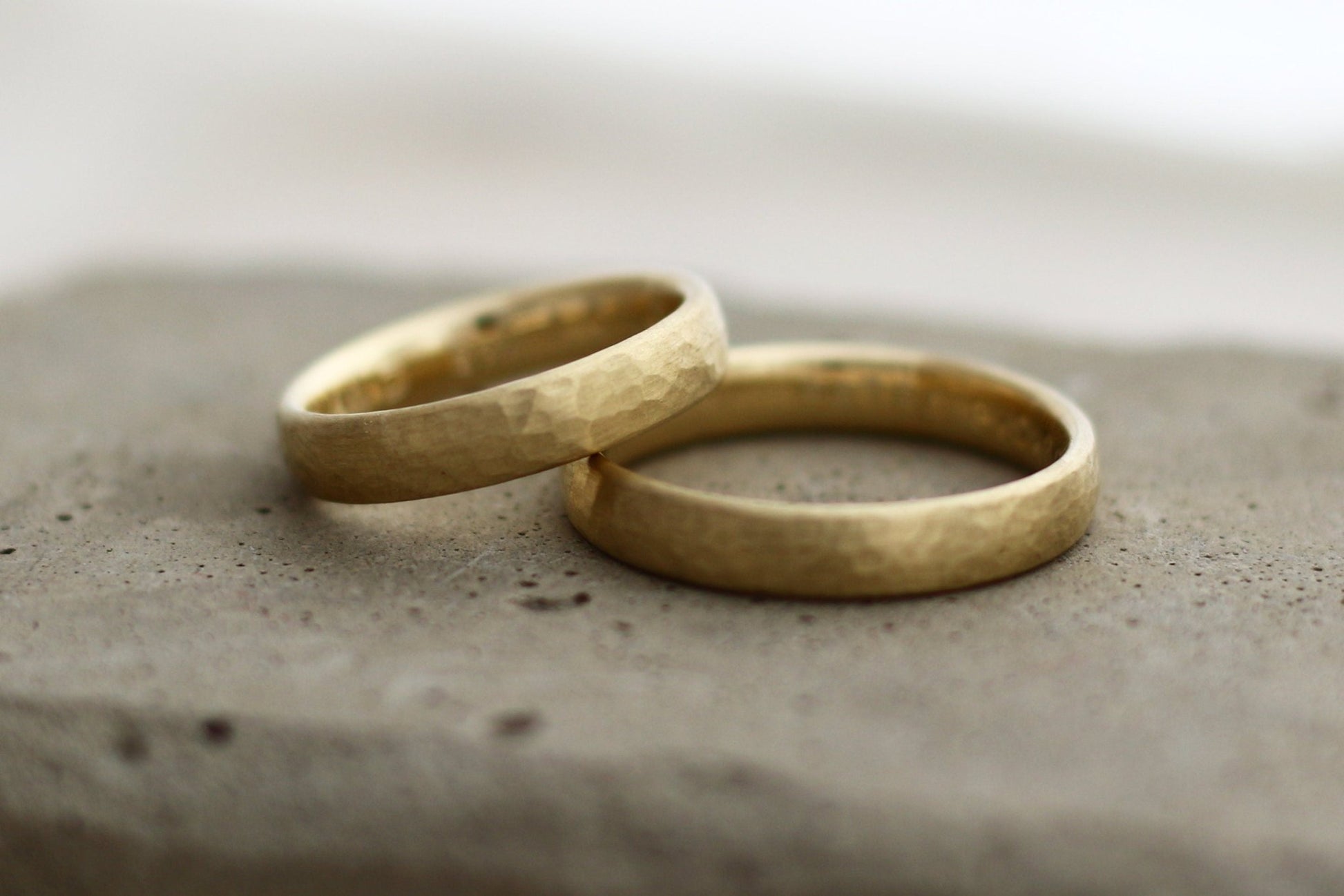 Gelbgold Eheringe (333/585/750) | gehämmert Trauringe | gerundet oval - Goldschmiede Miret