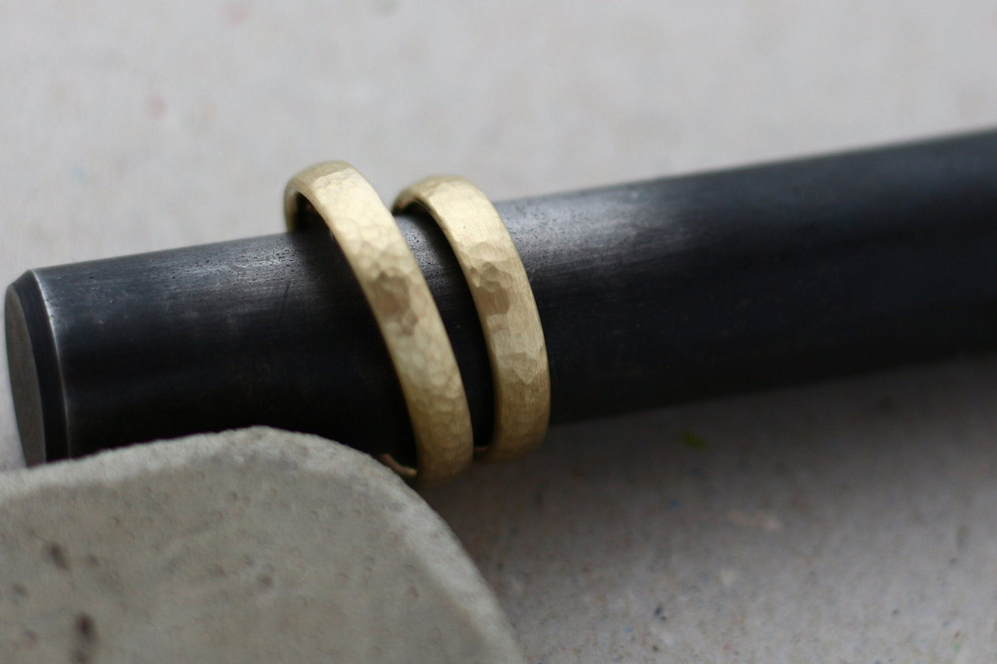 Gelbgold Eheringe (333/585/750) | gehämmert Trauringe | gerundet oval - Goldschmiede Miret