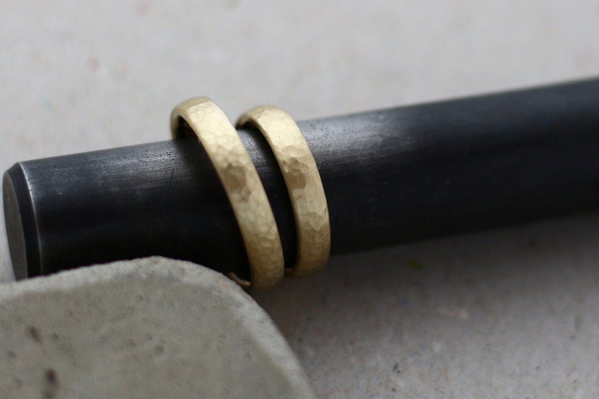Gelbgold Eheringe (333/585/750) | gehämmert Trauringe | gerundet oval - Goldschmiede Miret