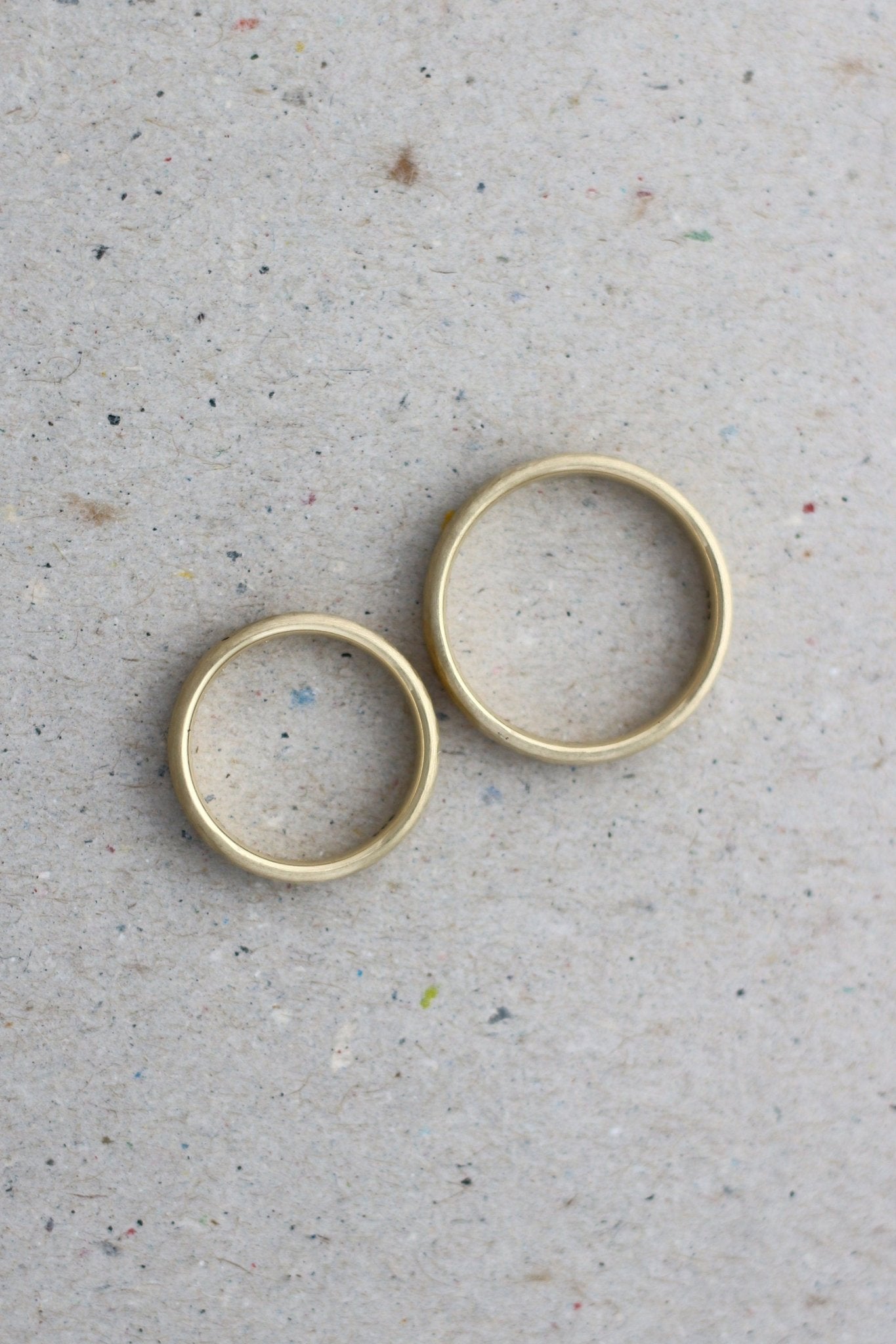 Gelbgold Eheringe (333/585/750) | gehämmert Trauringe | gerundet oval - Goldschmiede Miret