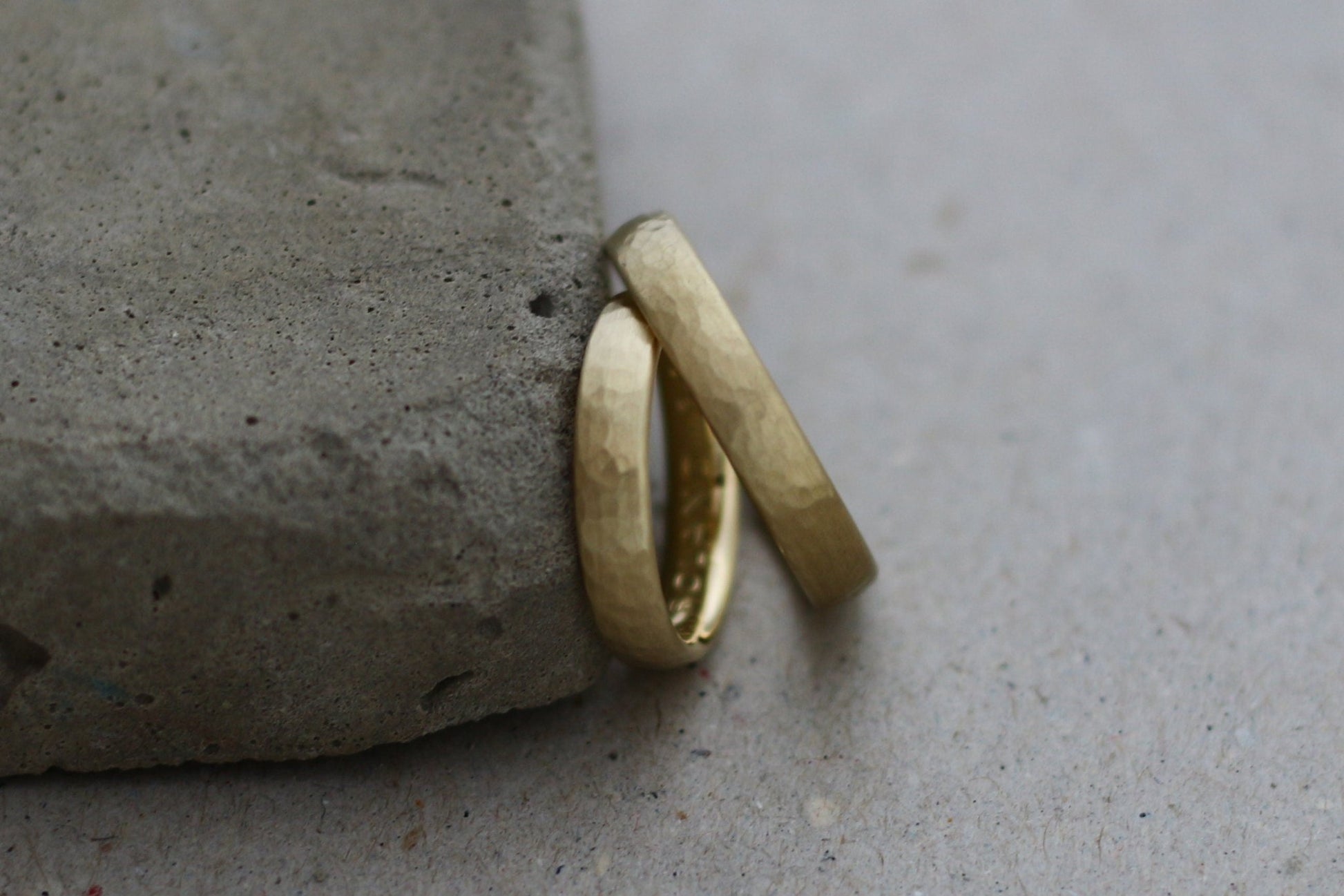 Gelbgold Eheringe (333/585/750) | gehämmert Trauringe | gerundet oval - Goldschmiede Miret
