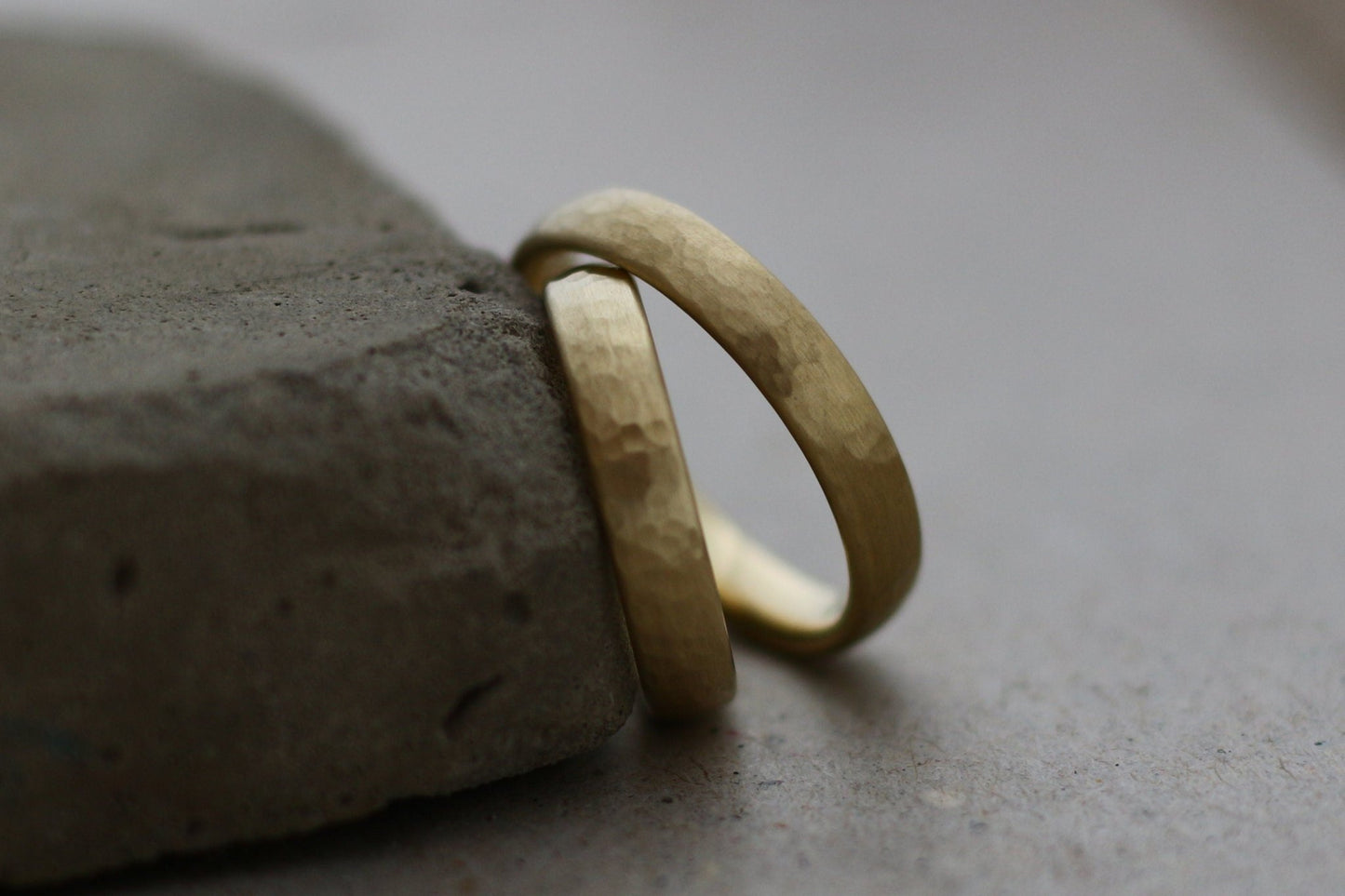 Gelbgold Eheringe (333/585/750) | gehämmert Trauringe | gerundet oval - Goldschmiede Miret