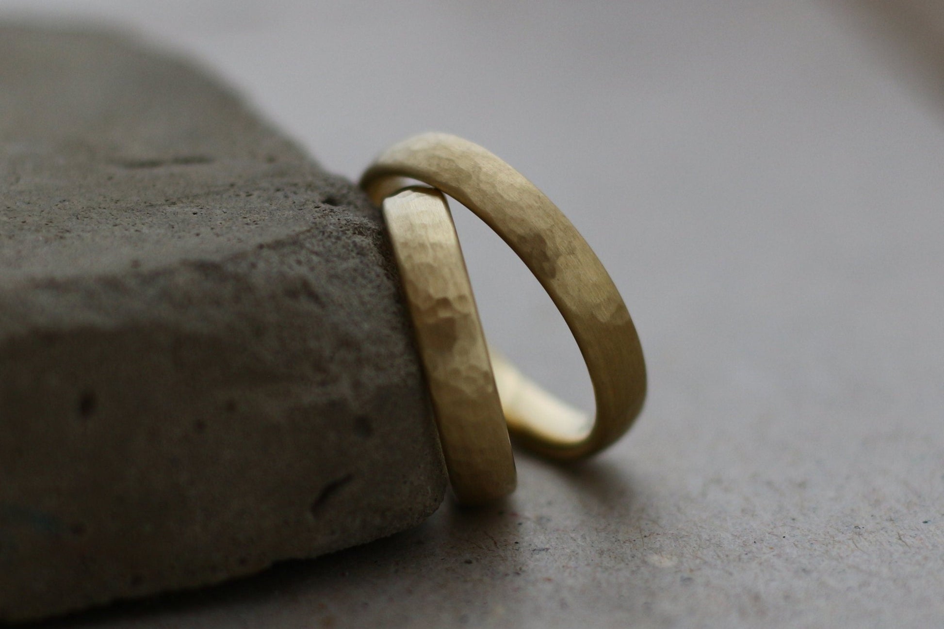 Gelbgold Eheringe (333/585/750) | gehämmert Trauringe | gerundet oval - Goldschmiede Miret