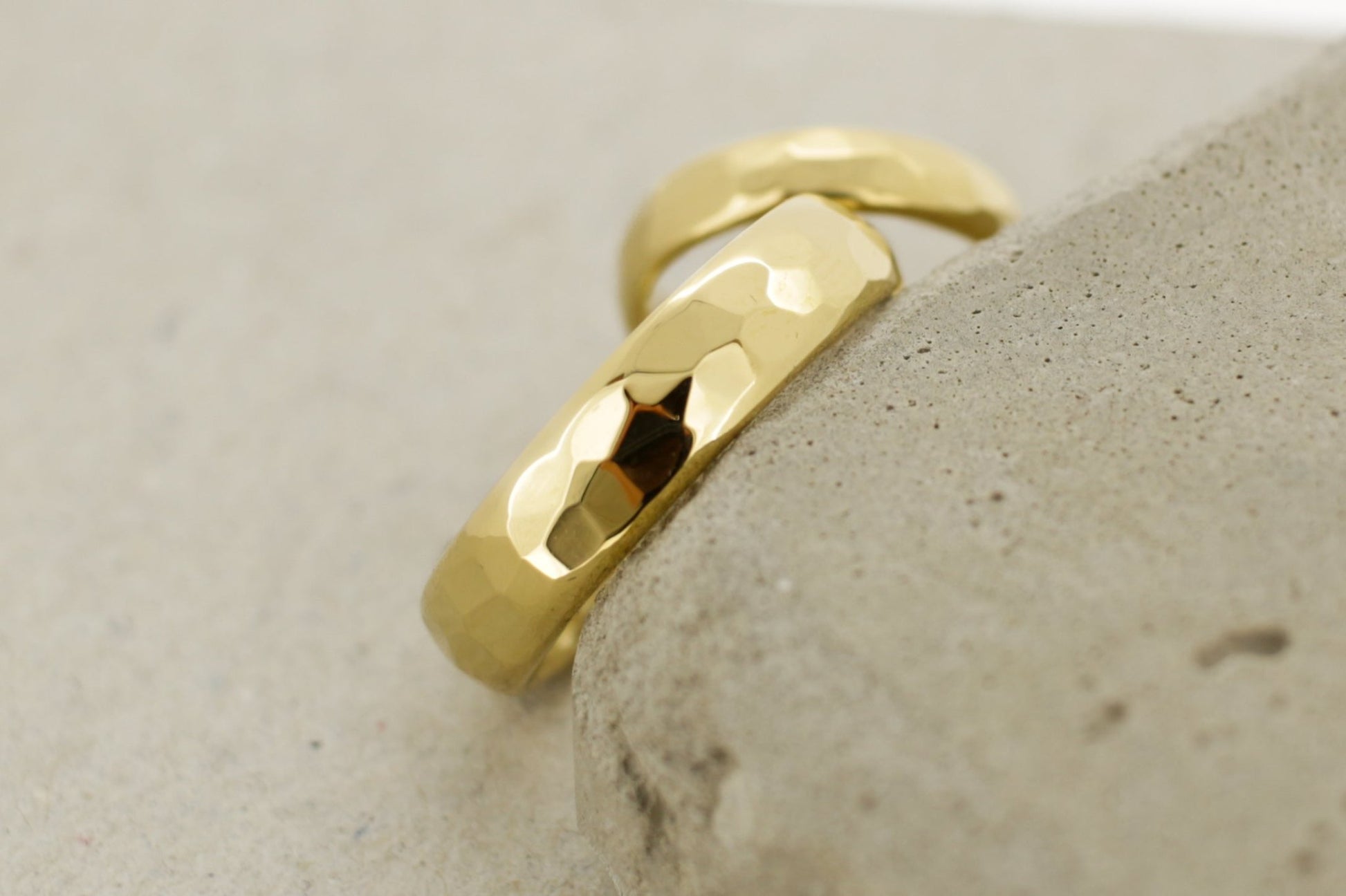 Gelbgold Eheringe (333/585/750) | gehämmert und poliert - Goldschmiede Miret