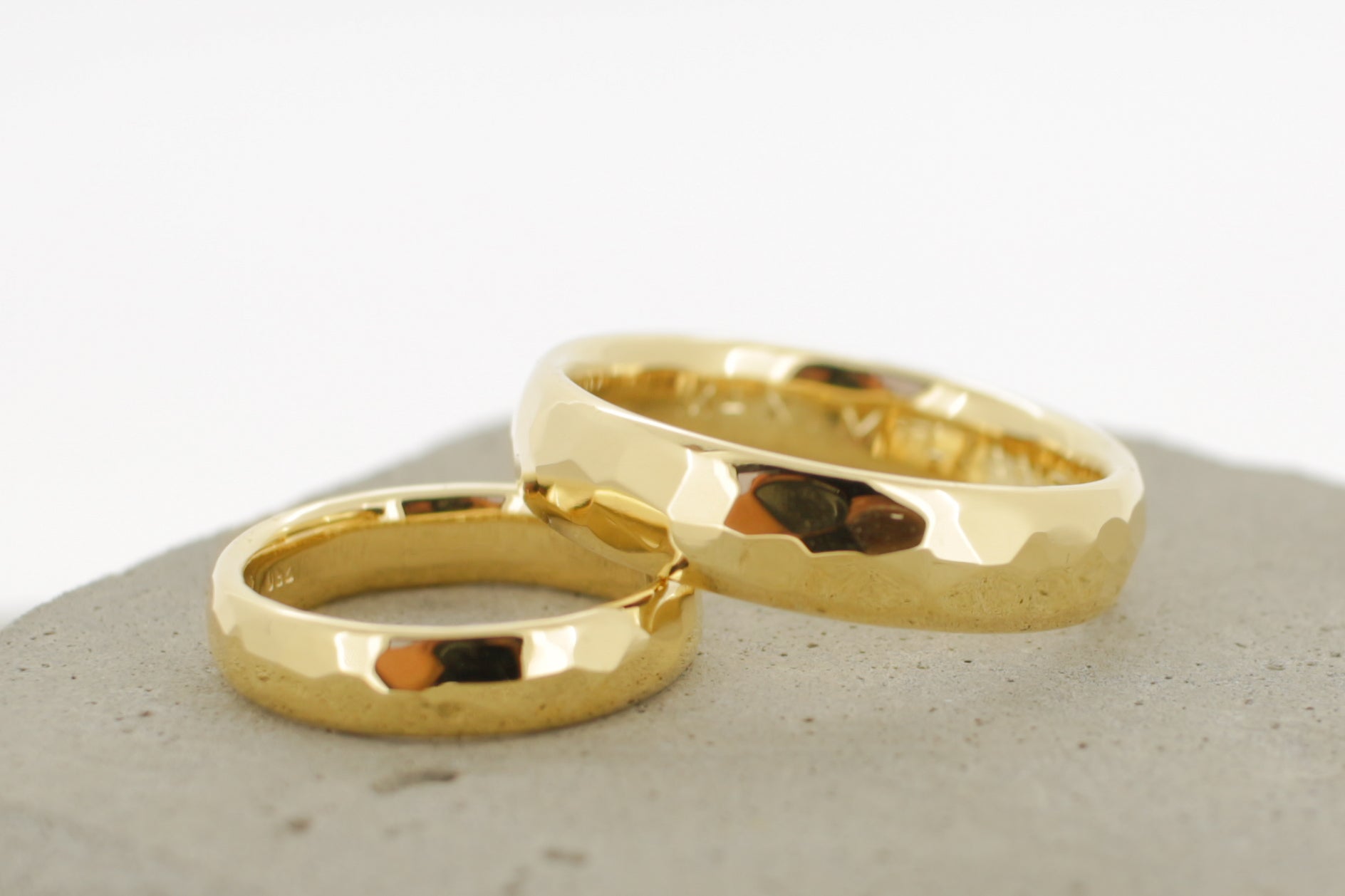 Gelbgold Eheringe (333/585/750) | gehämmert und poliert - Goldschmiede Miret