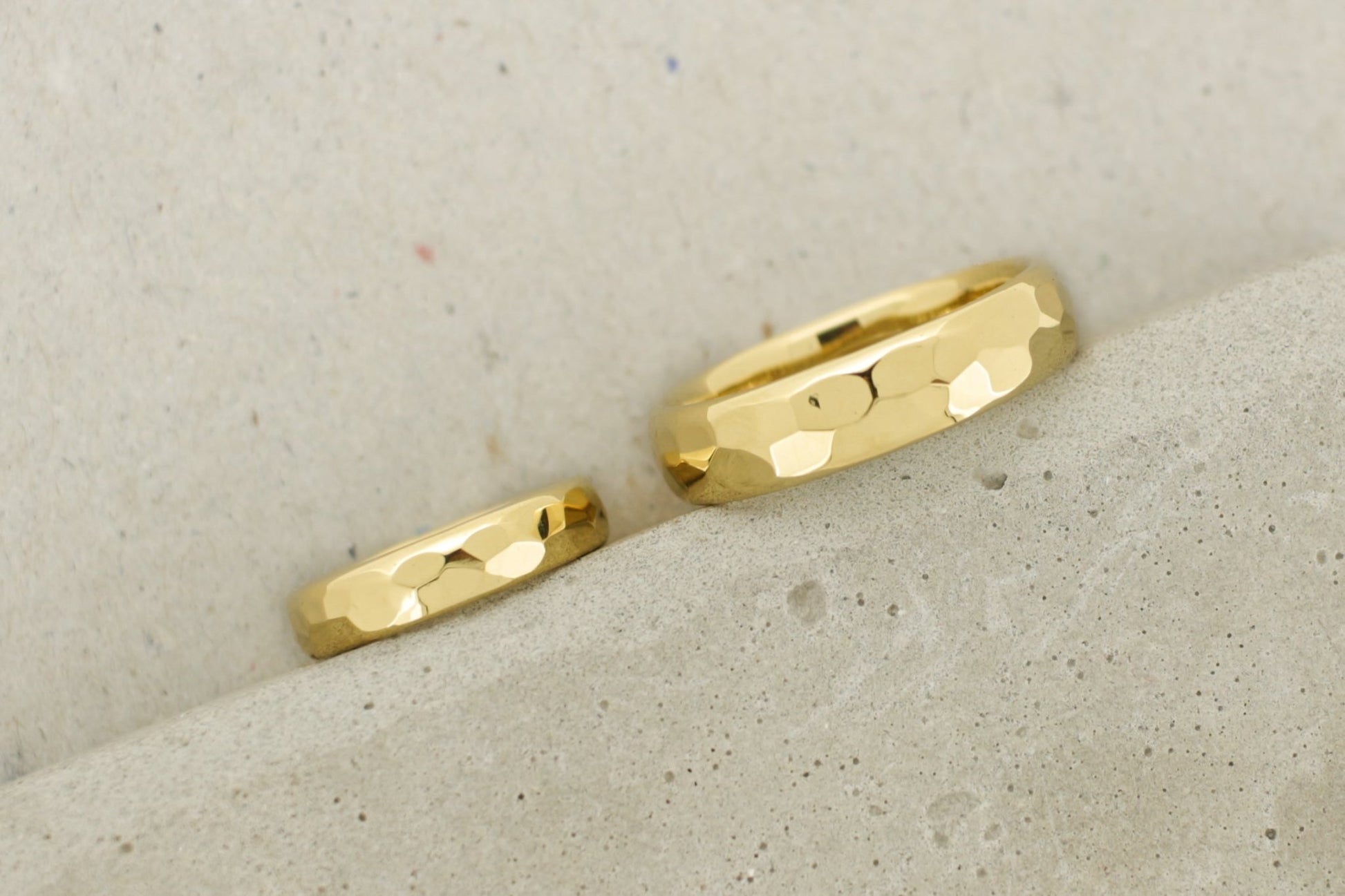 Gelbgold Eheringe (333/585/750) | gehämmert und poliert - Goldschmiede Miret