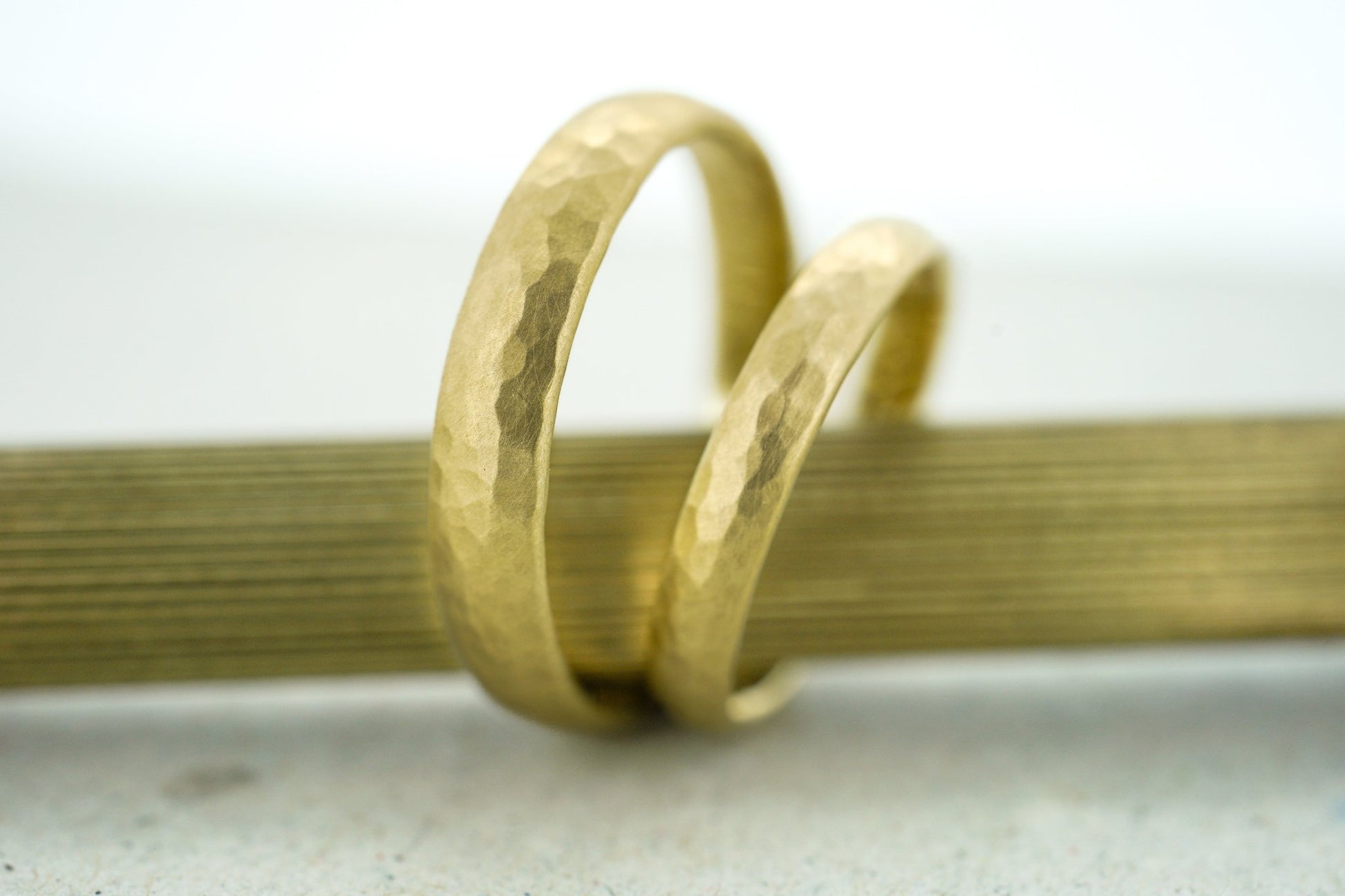 Gelbgold Eheringe (333/585/750) | gehämmert,matt - Goldschmiede Miret