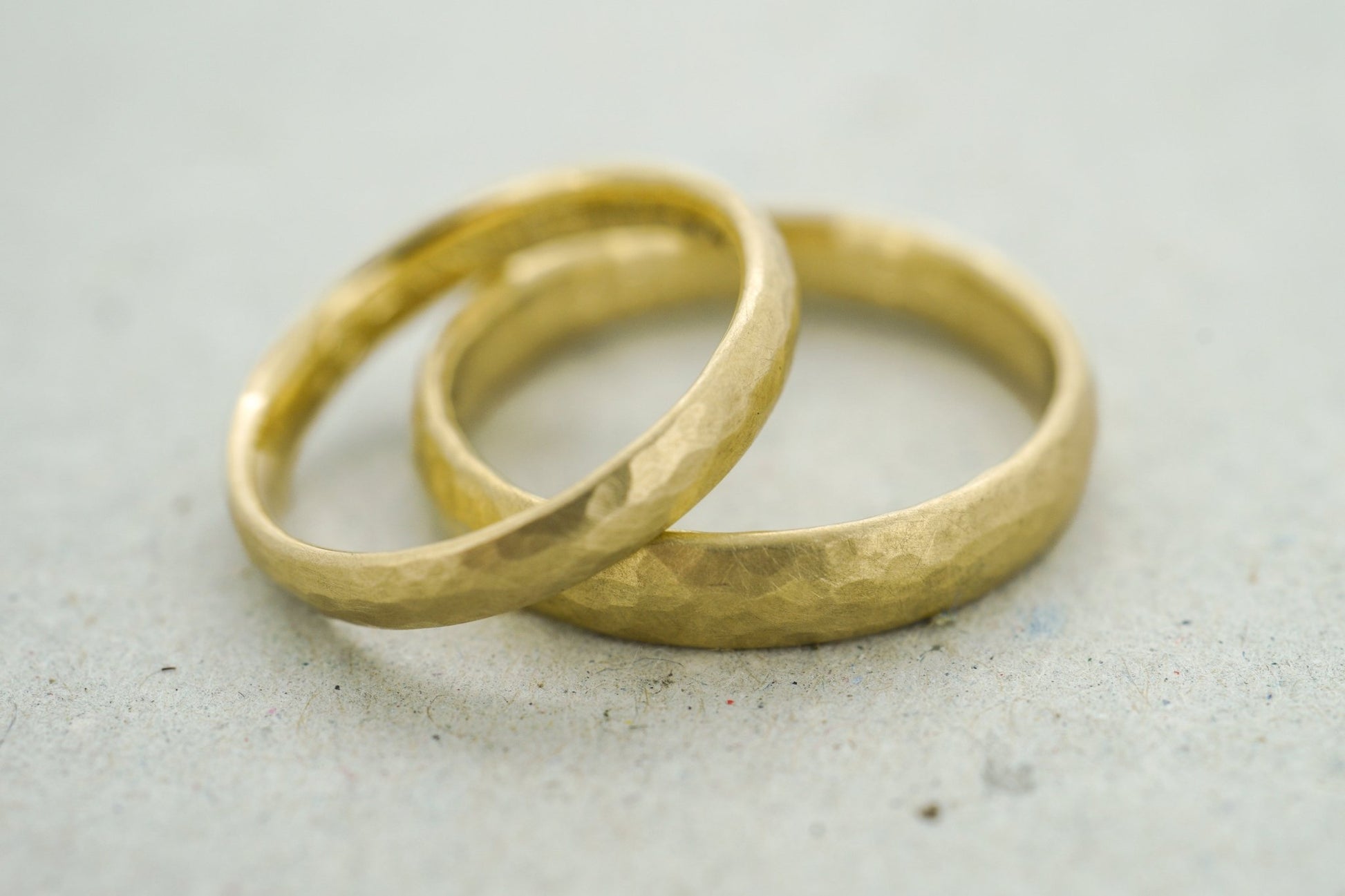 Gelbgold Eheringe (333/585/750) | gehämmert,matt - Goldschmiede Miret