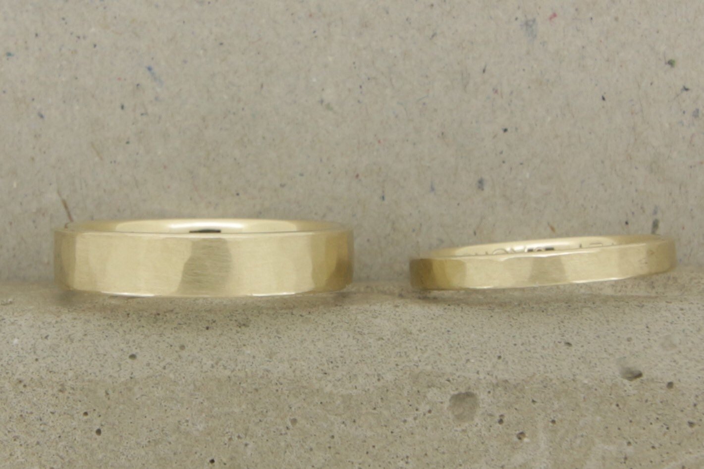 Gelbgold Eheringe (333/585/750) | gerade | gehämmert | strukturiert - Goldschmiede Miret