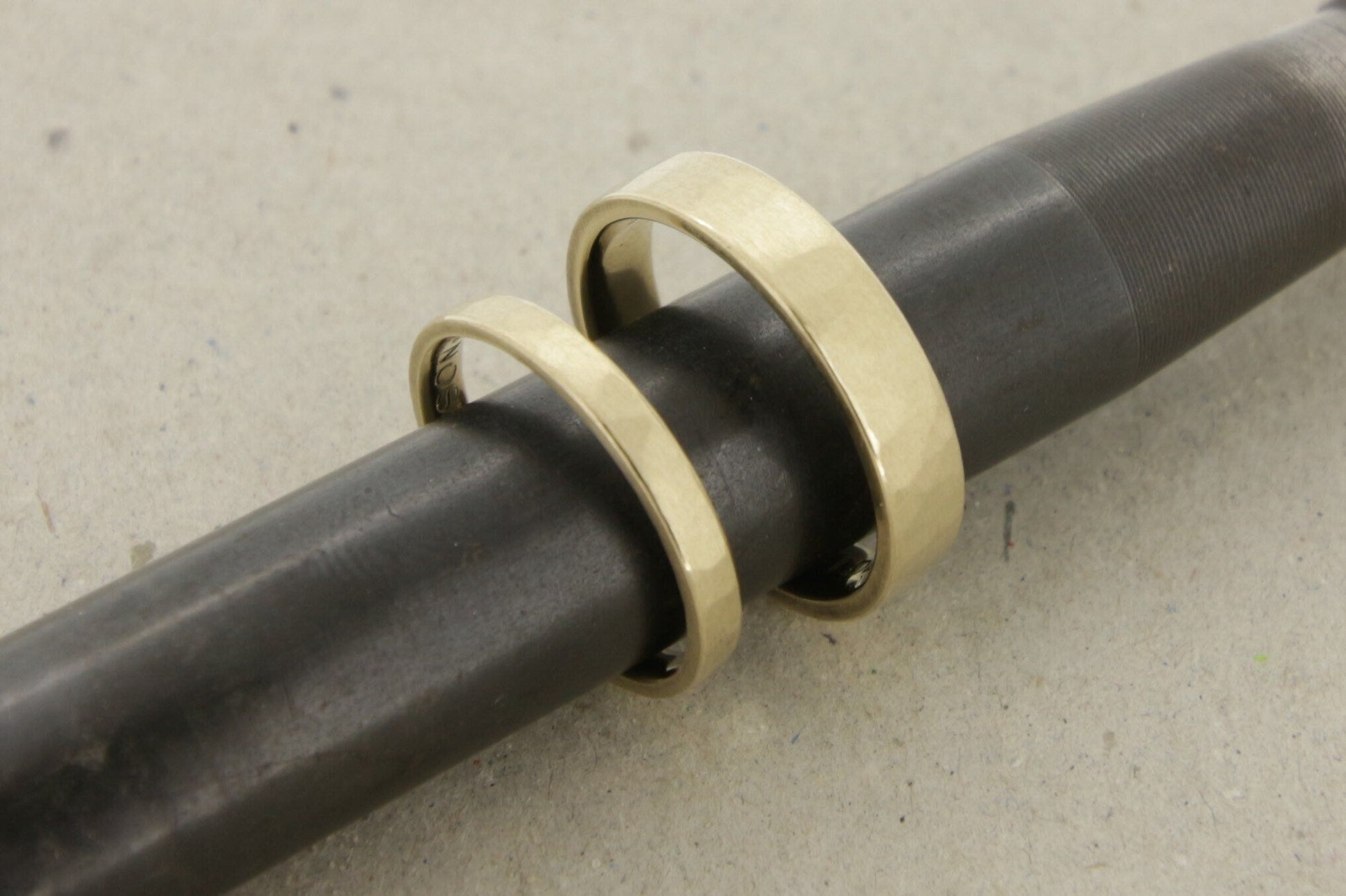 Gelbgold Eheringe (333/585/750) | gerade | gehämmert | strukturiert - Goldschmiede Miret