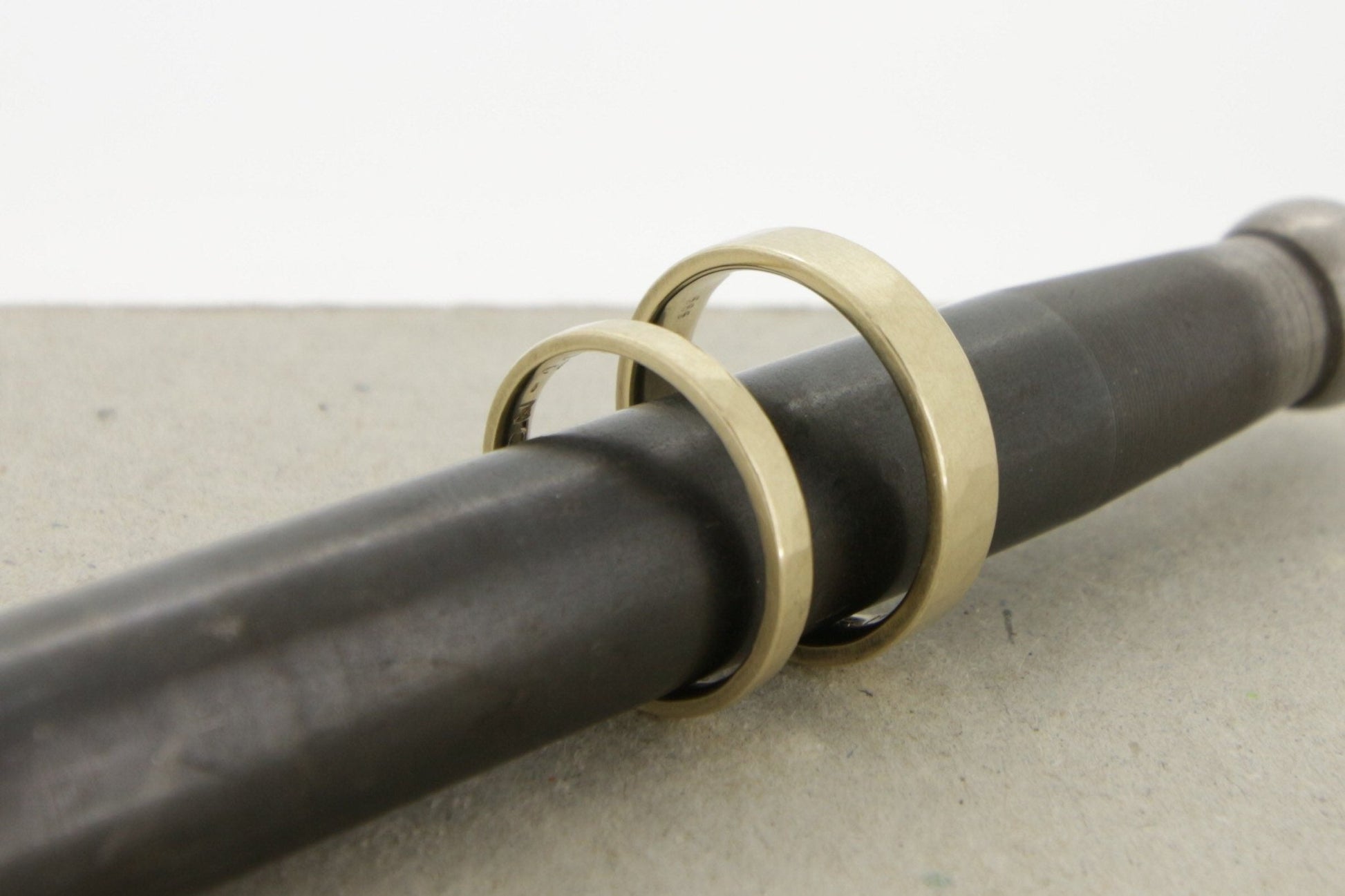 Gelbgold Eheringe (333/585/750) | gerade | gehämmert | strukturiert - Goldschmiede Miret