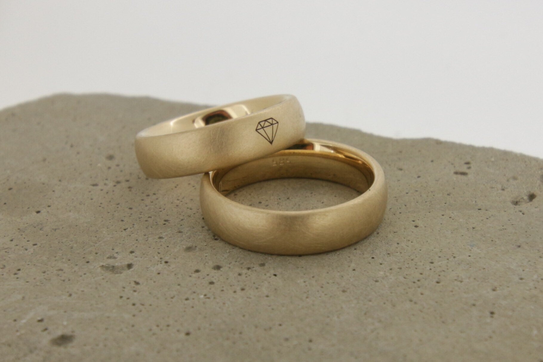 Gelbgold Eheringe (333/585/750) | klassisch, breit | mit graviertem Diamanten - Goldschmiede Miret