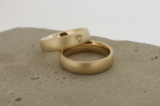 Gelbgold Eheringe (333/585/750) | klassisch, breit | mit graviertem Diamanten - Goldschmiede Miret