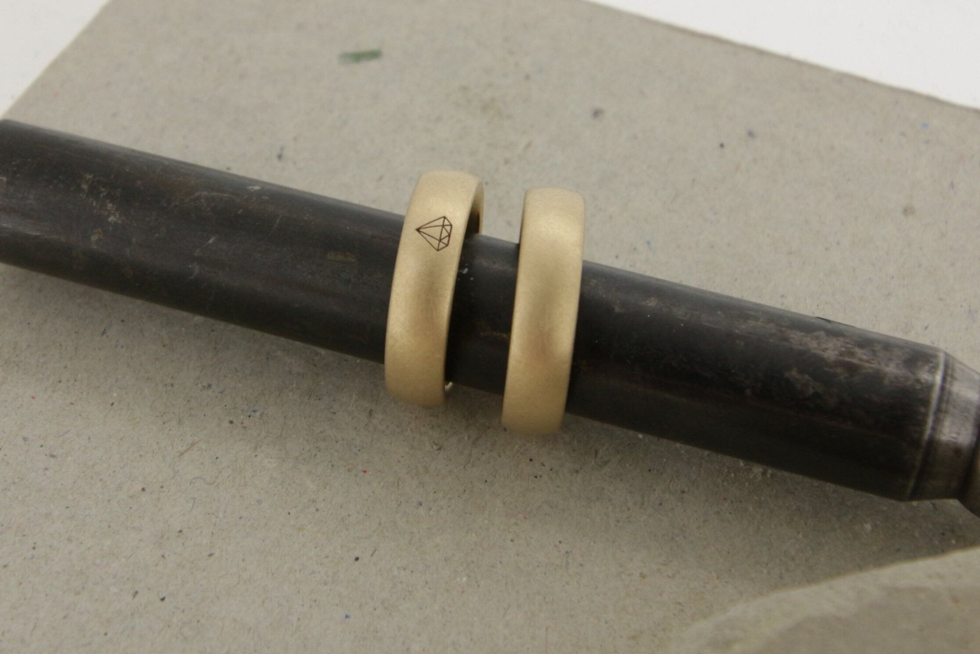 Gelbgold Eheringe (333/585/750) | klassisch, breit | mit graviertem Diamanten - Goldschmiede Miret