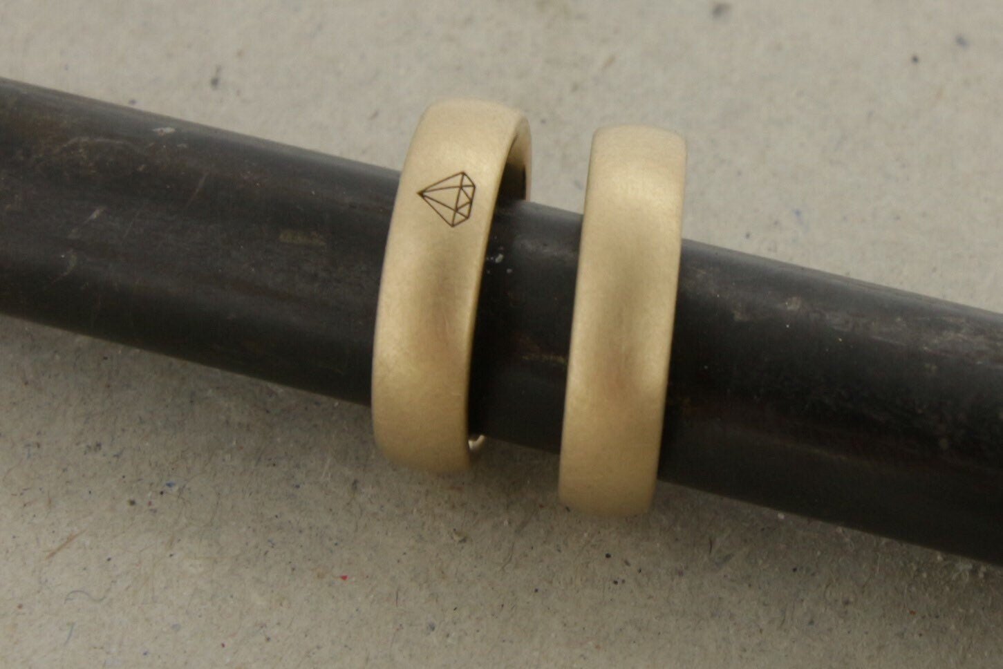 Gelbgold Eheringe (333/585/750) | klassisch, breit | mit graviertem Diamanten - Goldschmiede Miret