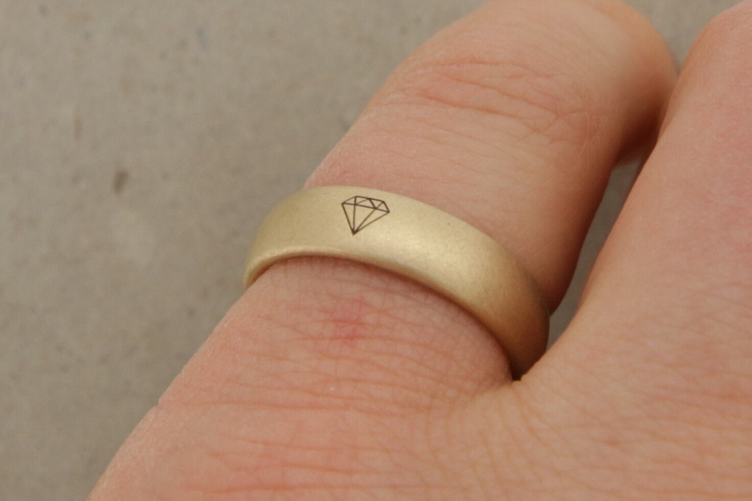 Gelbgold Eheringe (333/585/750) | klassisch, breit | mit graviertem Diamanten - Goldschmiede Miret