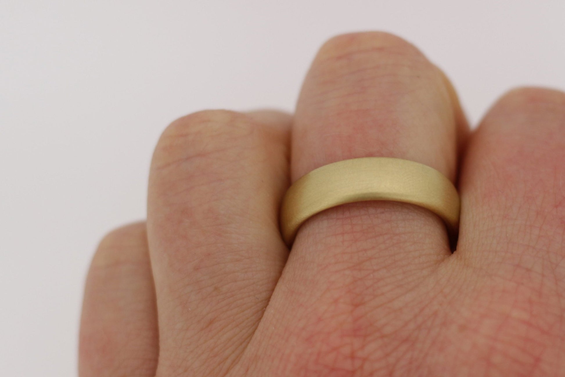 Gelbgold Eheringe (333/585/750) | klassisch, breit | mit graviertem Diamanten - Goldschmiede Miret