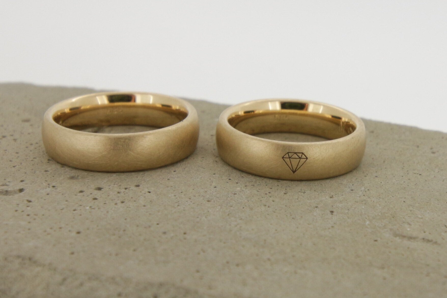Gelbgold Eheringe (333/585/750) | klassisch, breit | mit graviertem Diamanten - Goldschmiede Miret