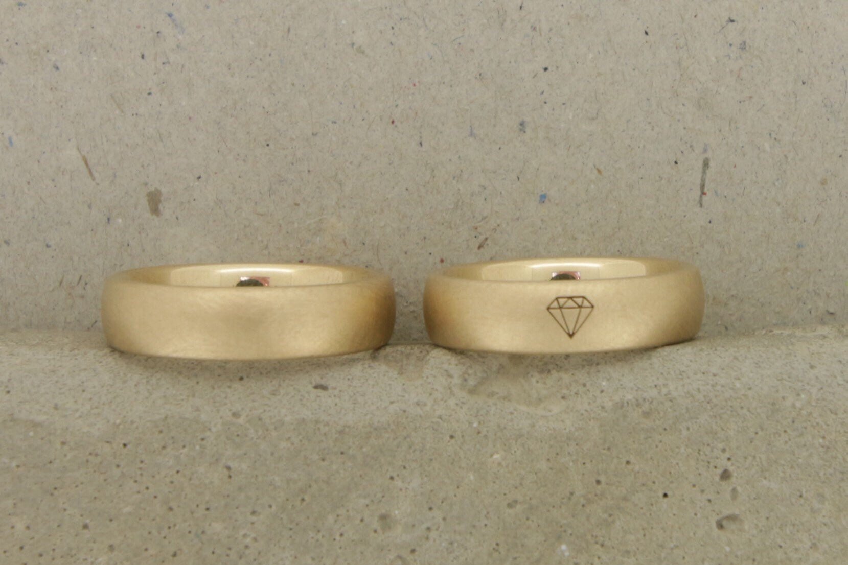 Gelbgold Eheringe (333/585/750) | klassisch, breit | mit graviertem Diamanten - Goldschmiede Miret