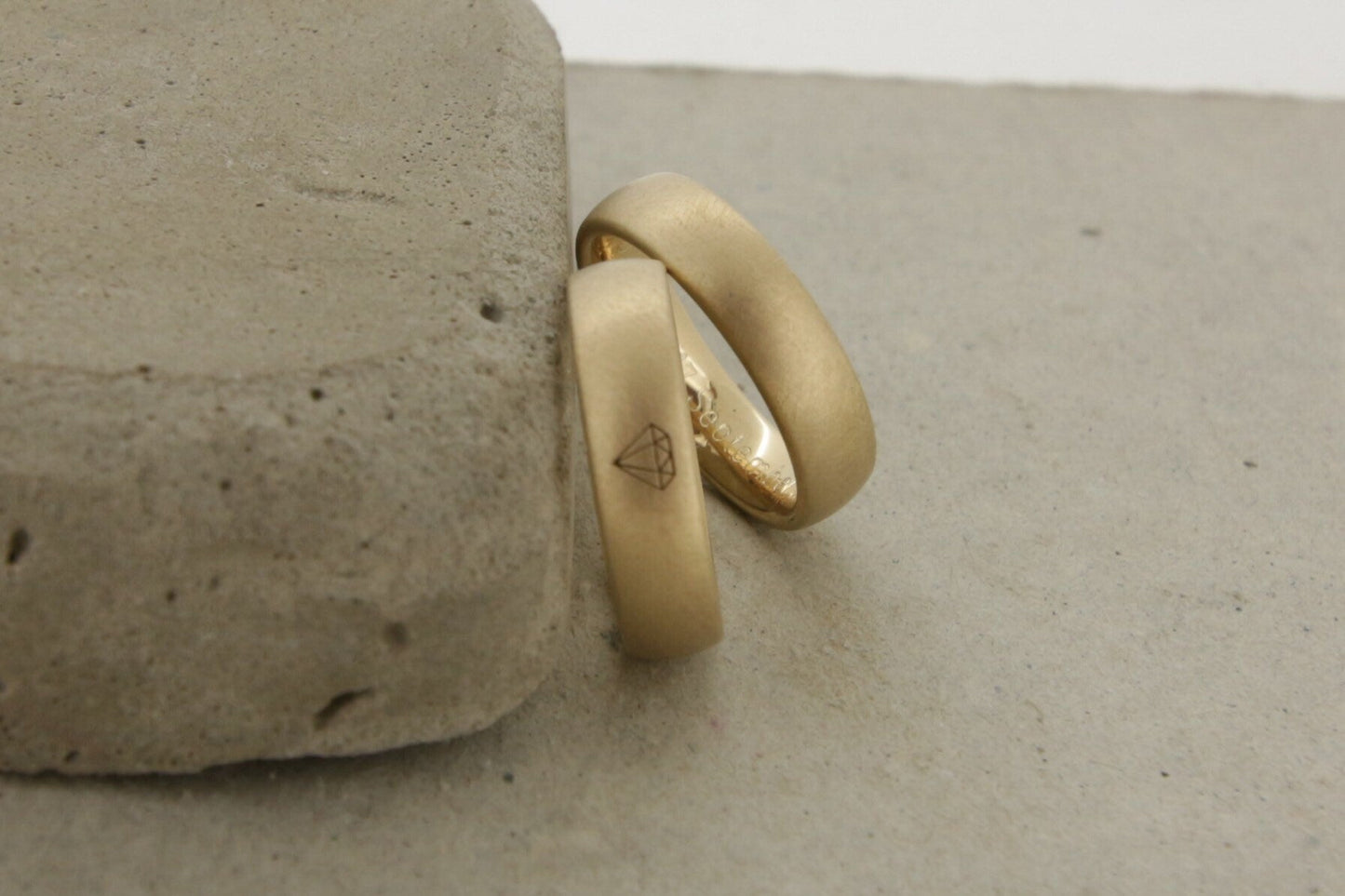 Gelbgold Eheringe (333/585/750) | klassisch, breit | mit graviertem Diamanten - Goldschmiede Miret