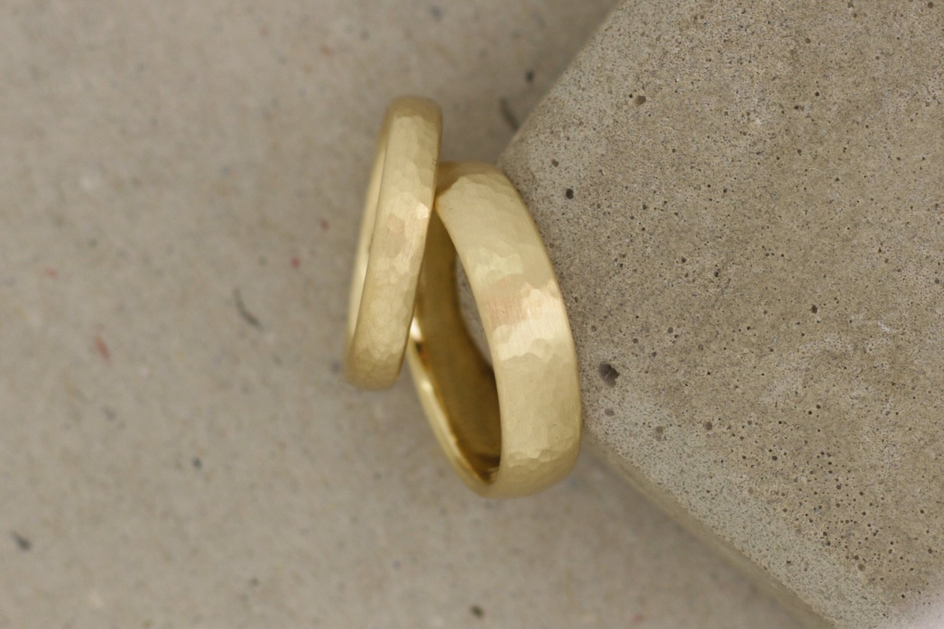 Gelbgold Eheringe (333/585/750) | klassisch mit feinem Hammerschlag - Goldschmiede Miret