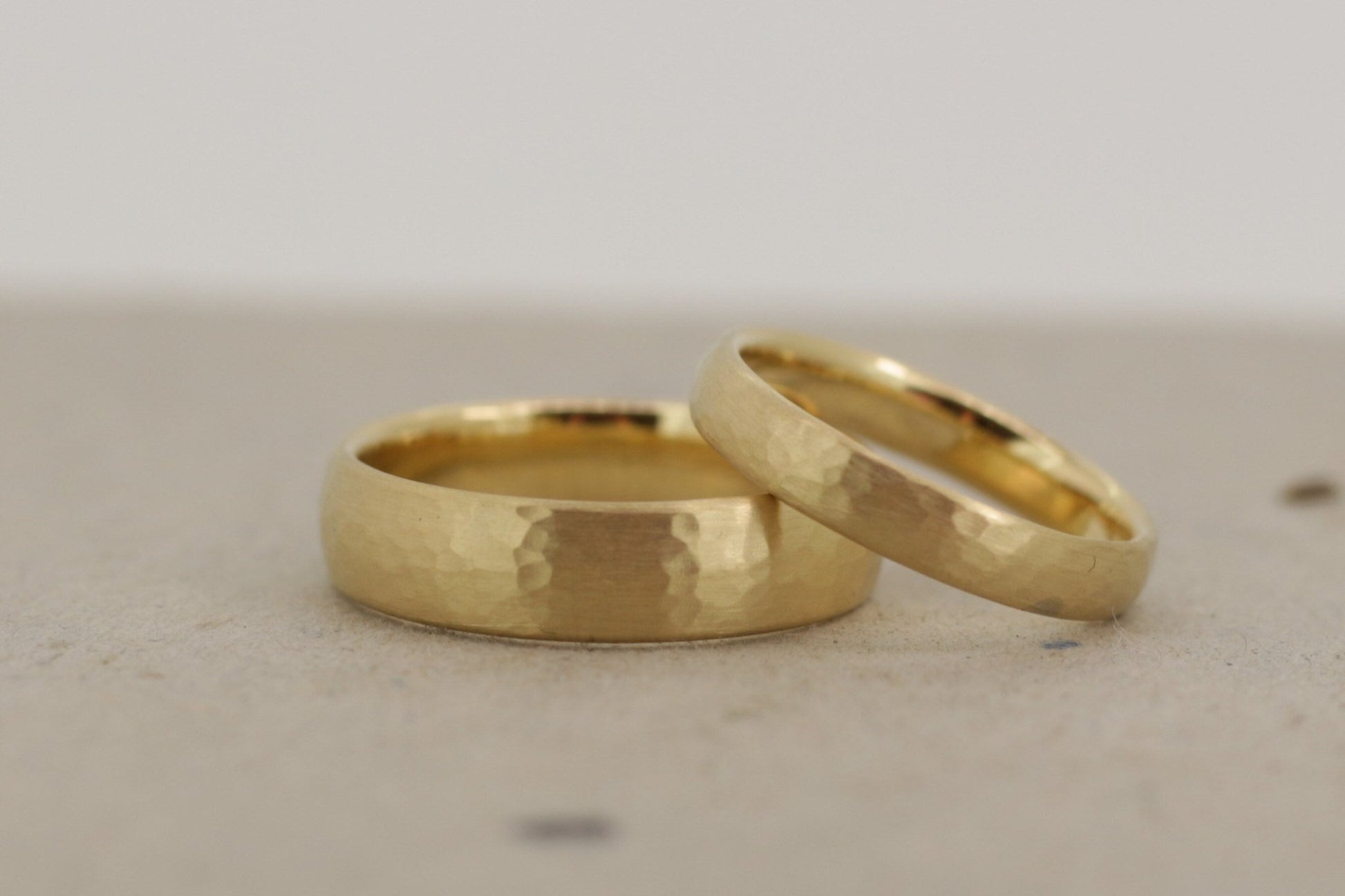 Gelbgold Eheringe (333/585/750) | klassisch mit feinem Hammerschlag - Goldschmiede Miret