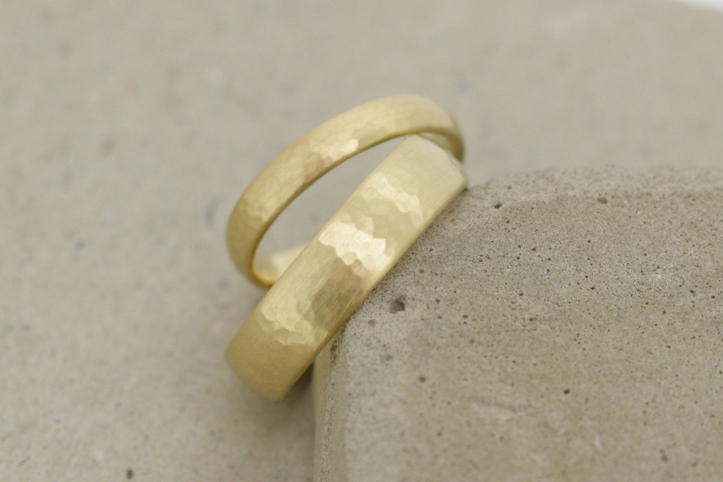 Gelbgold Eheringe (333/585/750) | klassisch mit feinem Hammerschlag - Goldschmiede Miret