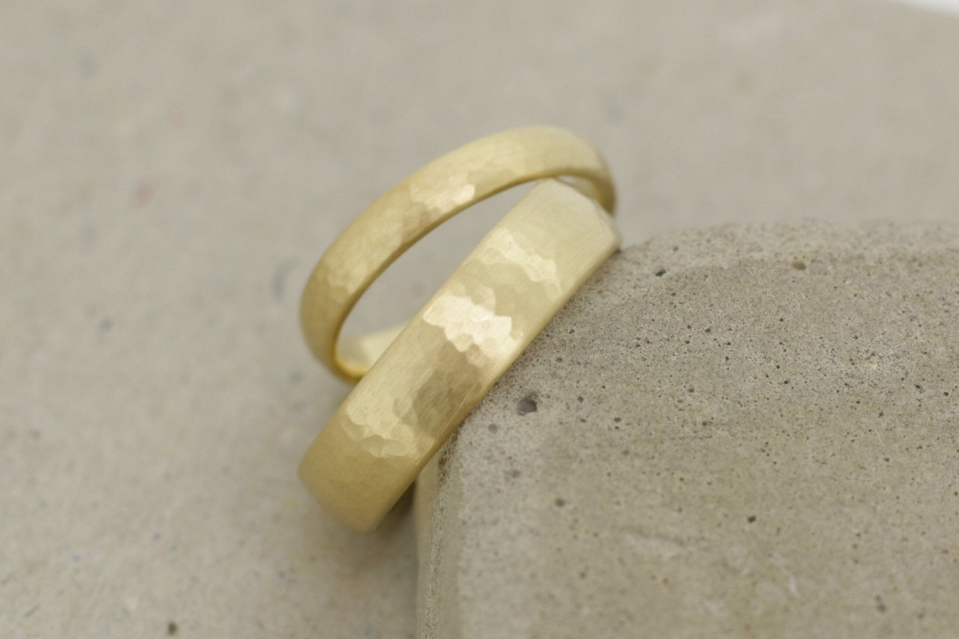 Gelbgold Eheringe (333/585/750) | klassisch mit feinem Hammerschlag - Goldschmiede Miret