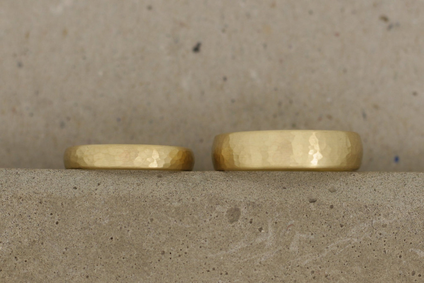 Gelbgold Eheringe (333/585/750) | klassisch mit feinem Hammerschlag - Goldschmiede Miret