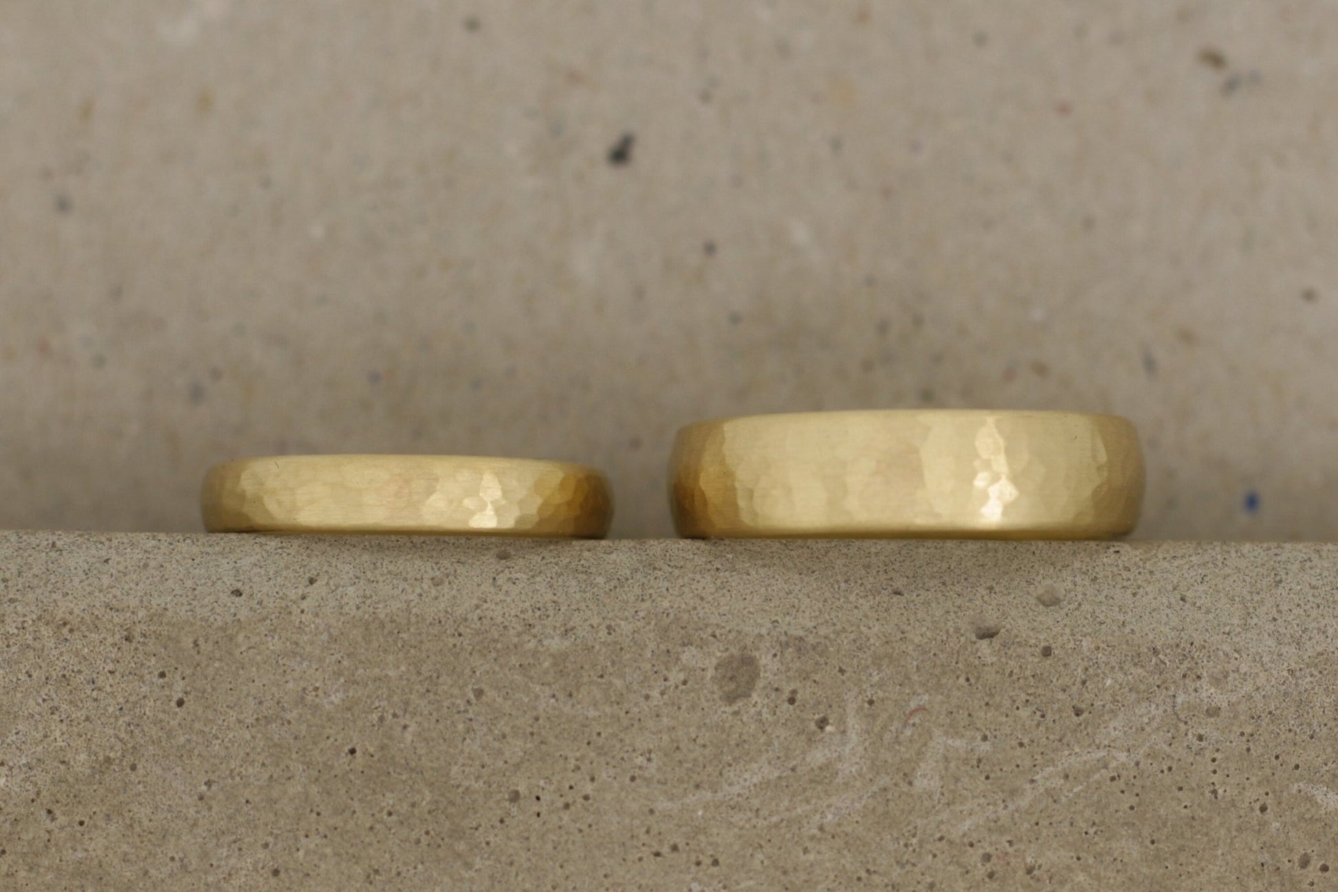 Gelbgold Eheringe (333/585/750) | klassisch mit feinem Hammerschlag - Goldschmiede Miret