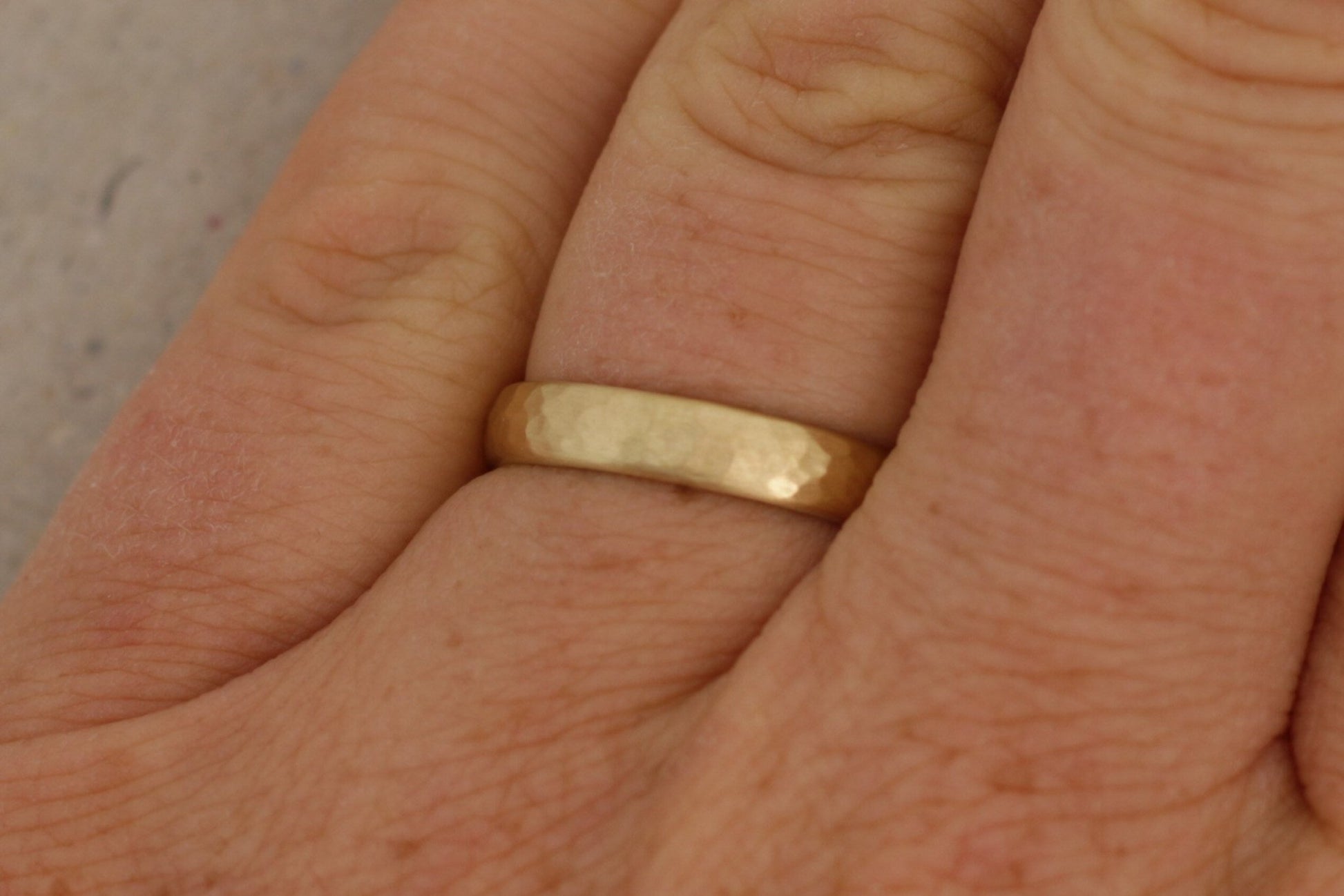 Gelbgold Eheringe (333/585/750) | klassisch mit feinem Hammerschlag - Goldschmiede Miret