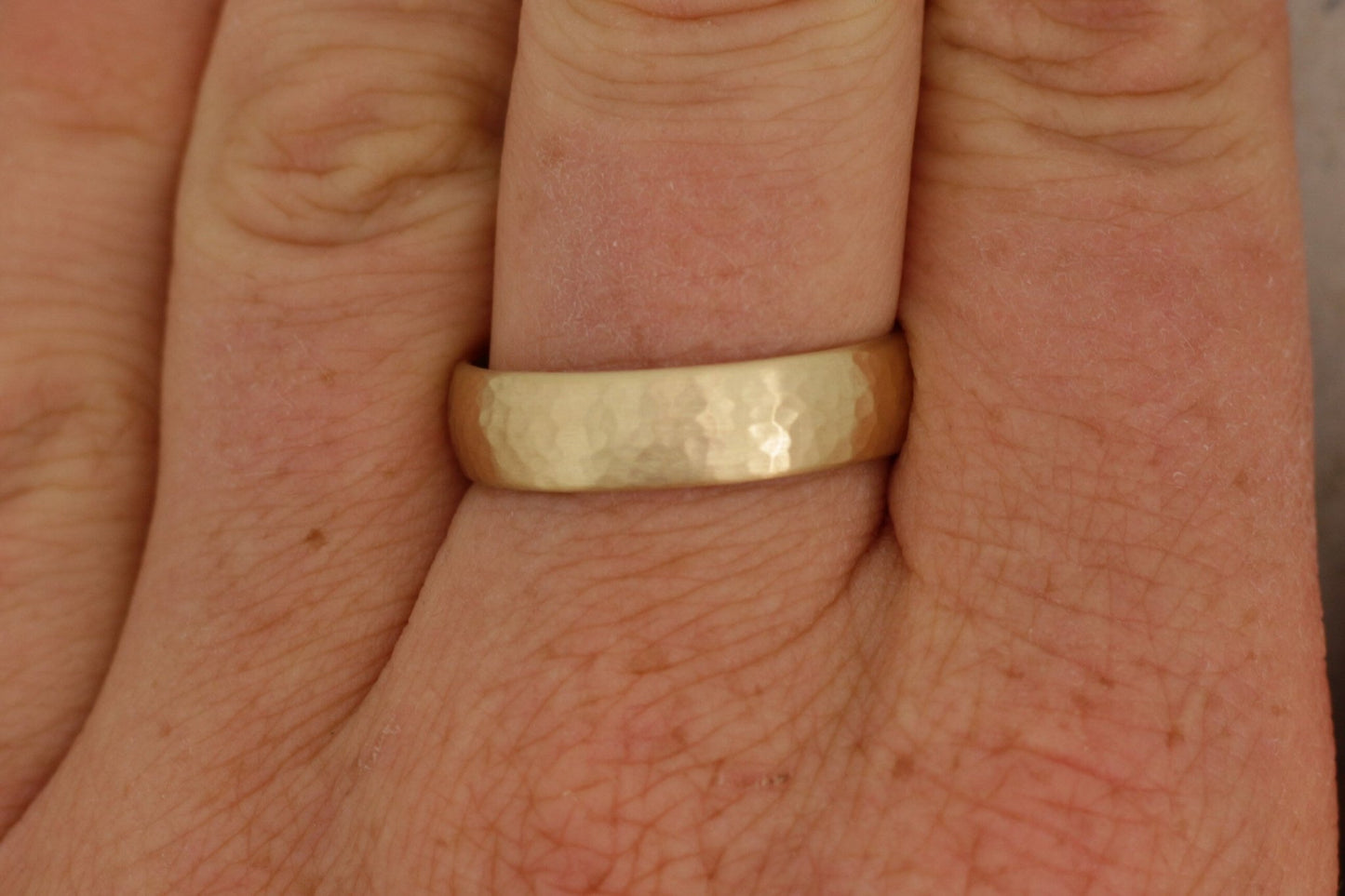 Gelbgold Eheringe (333/585/750) | klassisch mit feinem Hammerschlag - Goldschmiede Miret