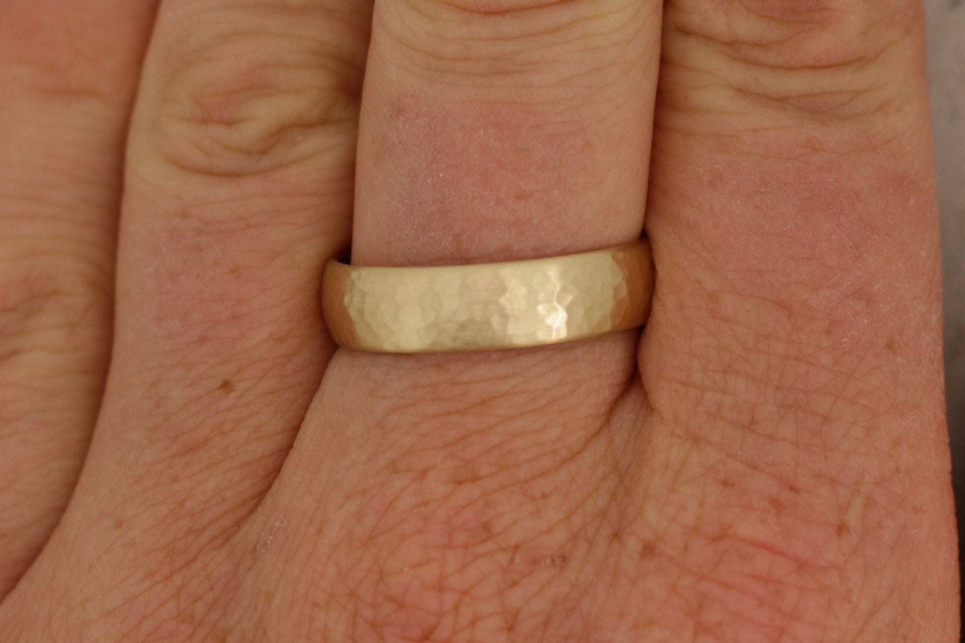 Gelbgold Eheringe (333/585/750) | klassisch mit feinem Hammerschlag - Goldschmiede Miret