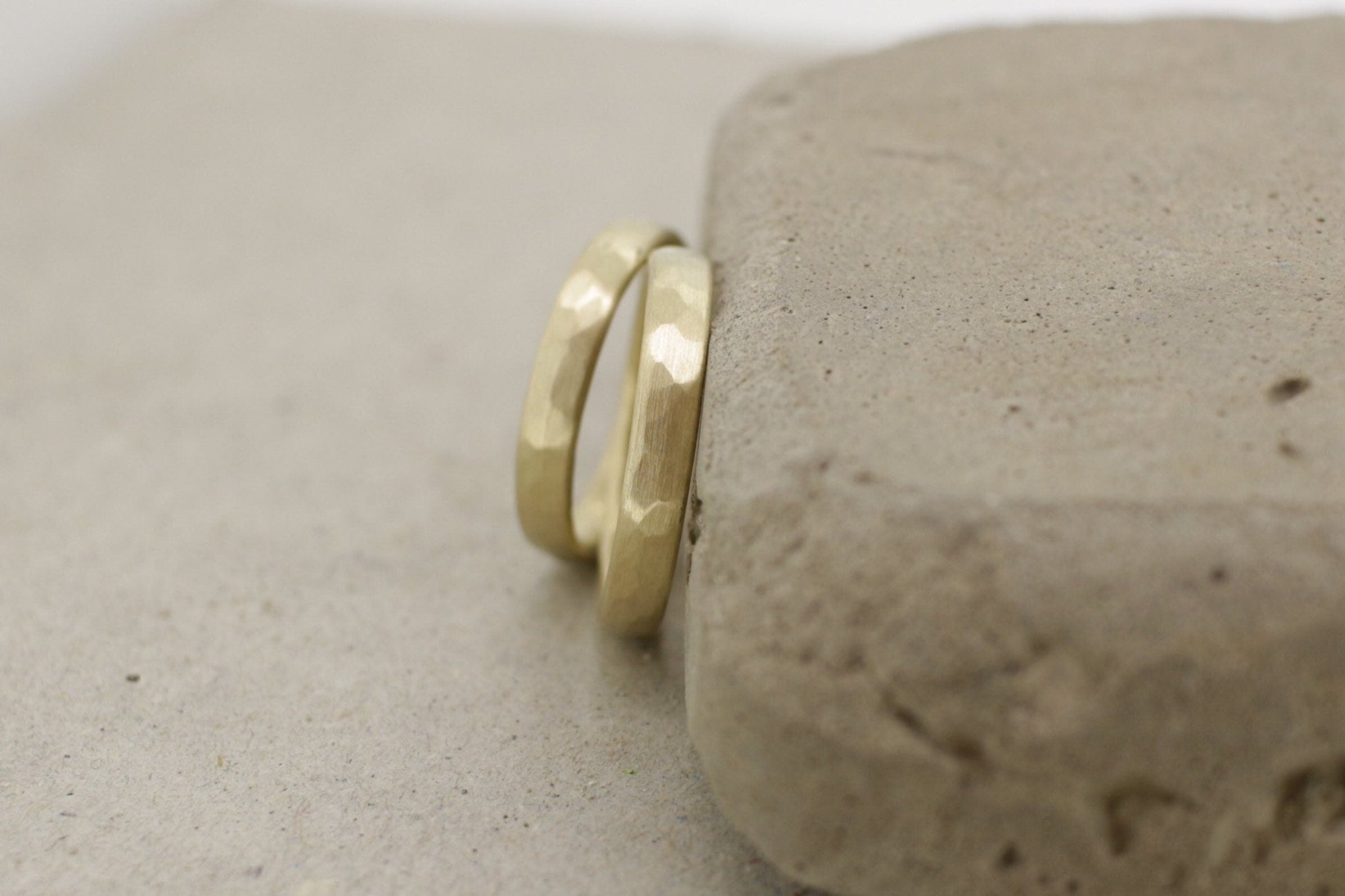 Gelbgold Eheringe (333/585/750) | matt, gehämmert - Goldschmiede Miret
