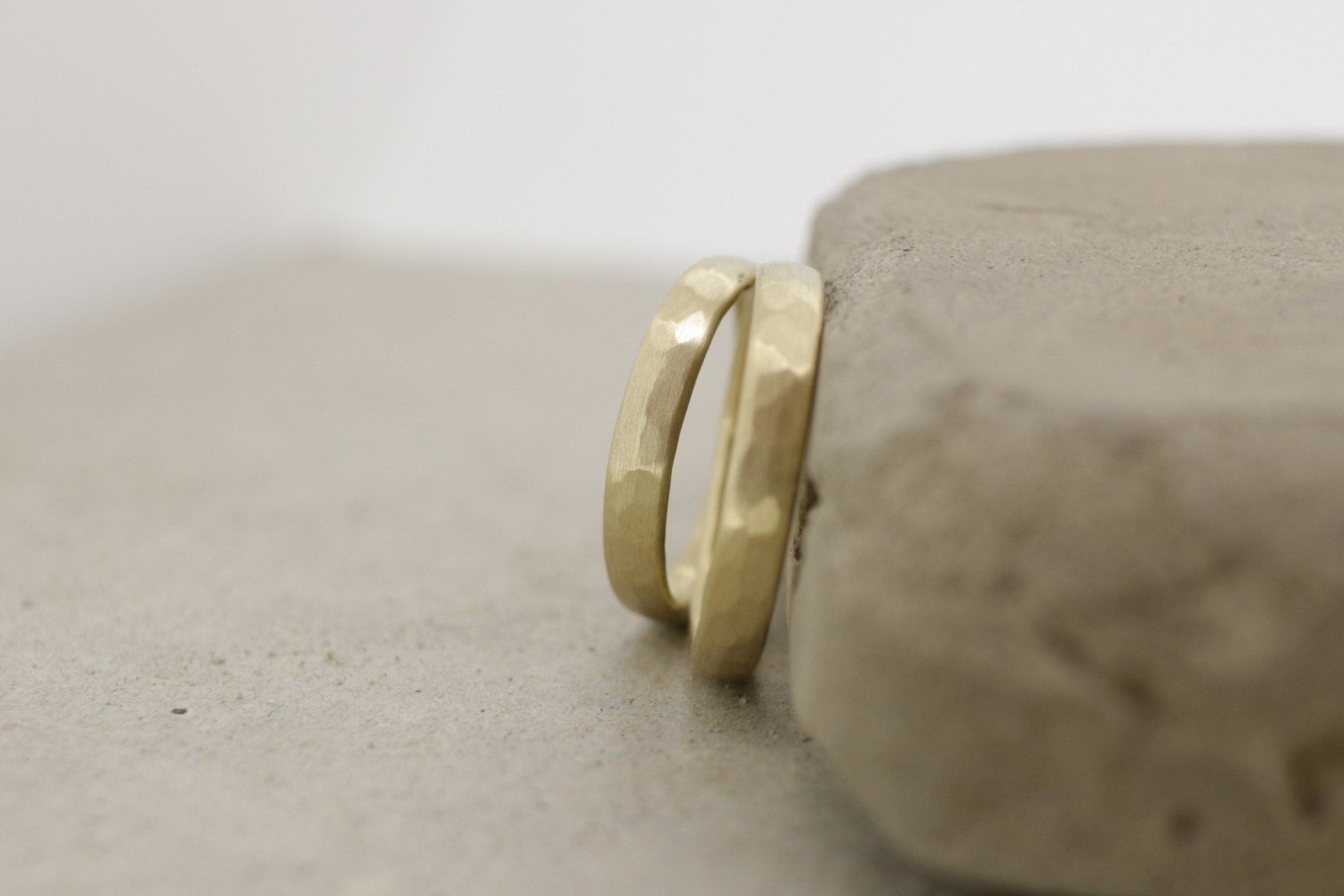 Gelbgold Eheringe (333/585/750) | matt, gehämmert - Goldschmiede Miret