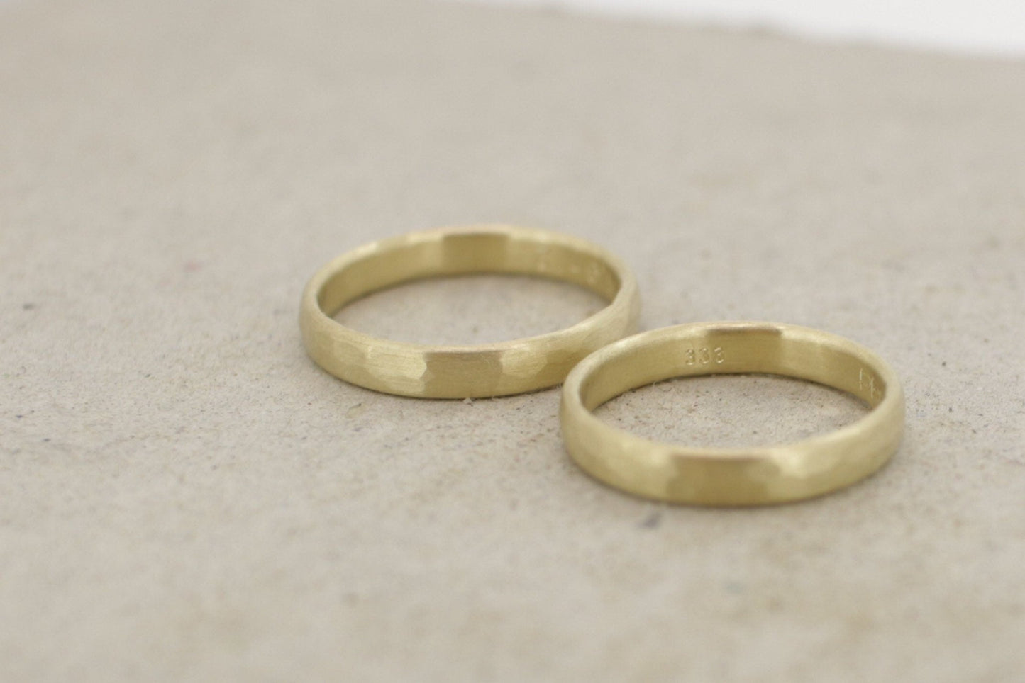 Gelbgold Eheringe (333/585/750) | matt, gehämmert - Goldschmiede Miret