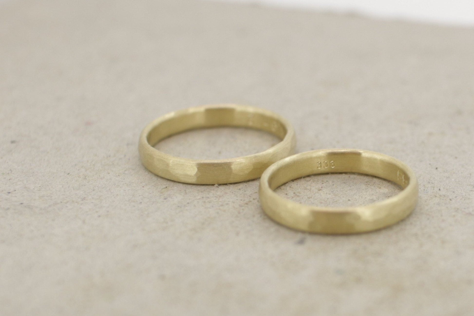 Gelbgold Eheringe (333/585/750) | matt, gehämmert - Goldschmiede Miret