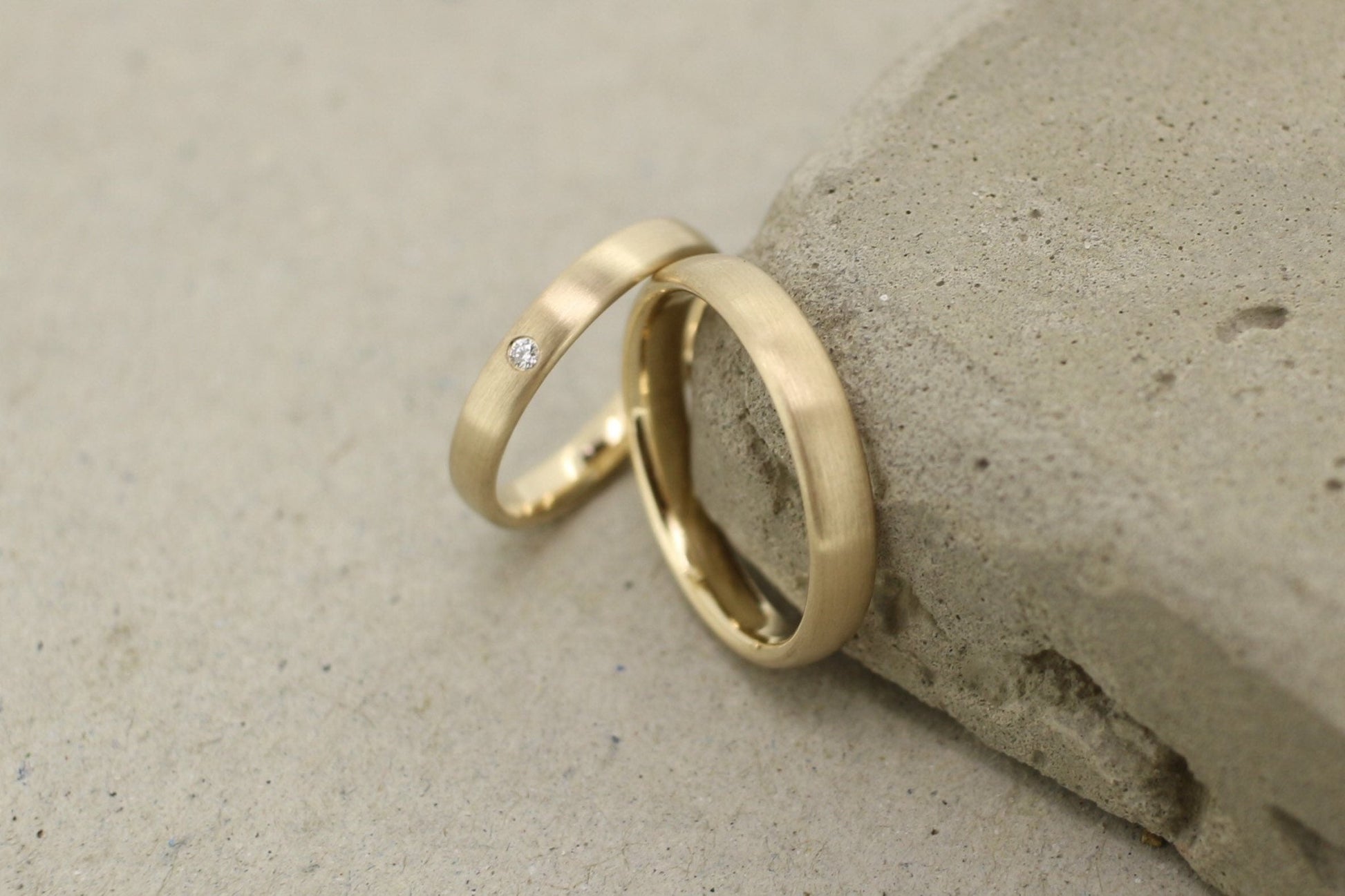 Gelbgold Eheringe (333/585/750) | mit Brillant | oval, klassisch - Goldschmiede Miret