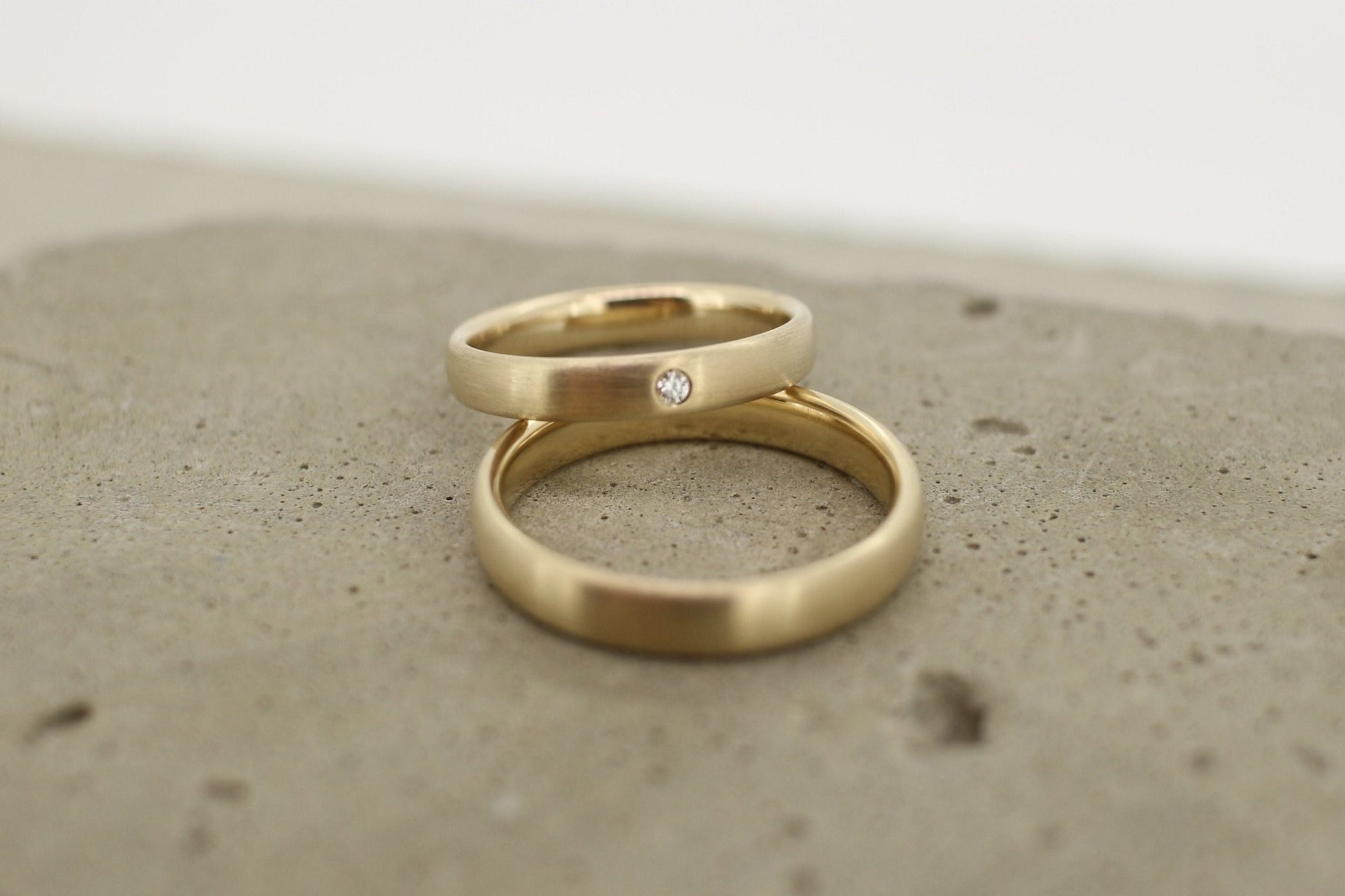 Gelbgold Eheringe (333/585/750) | mit Brillant | oval, klassisch - Goldschmiede Miret