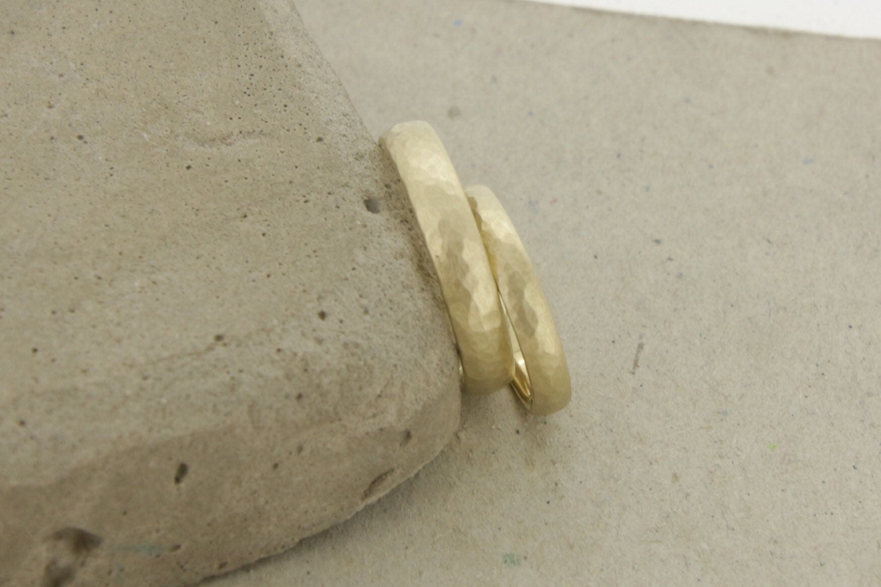 Gelbgold Eheringe (333/585/750/Fairtrade) | gehämmert | gerundet | oval - Goldschmiede Miret