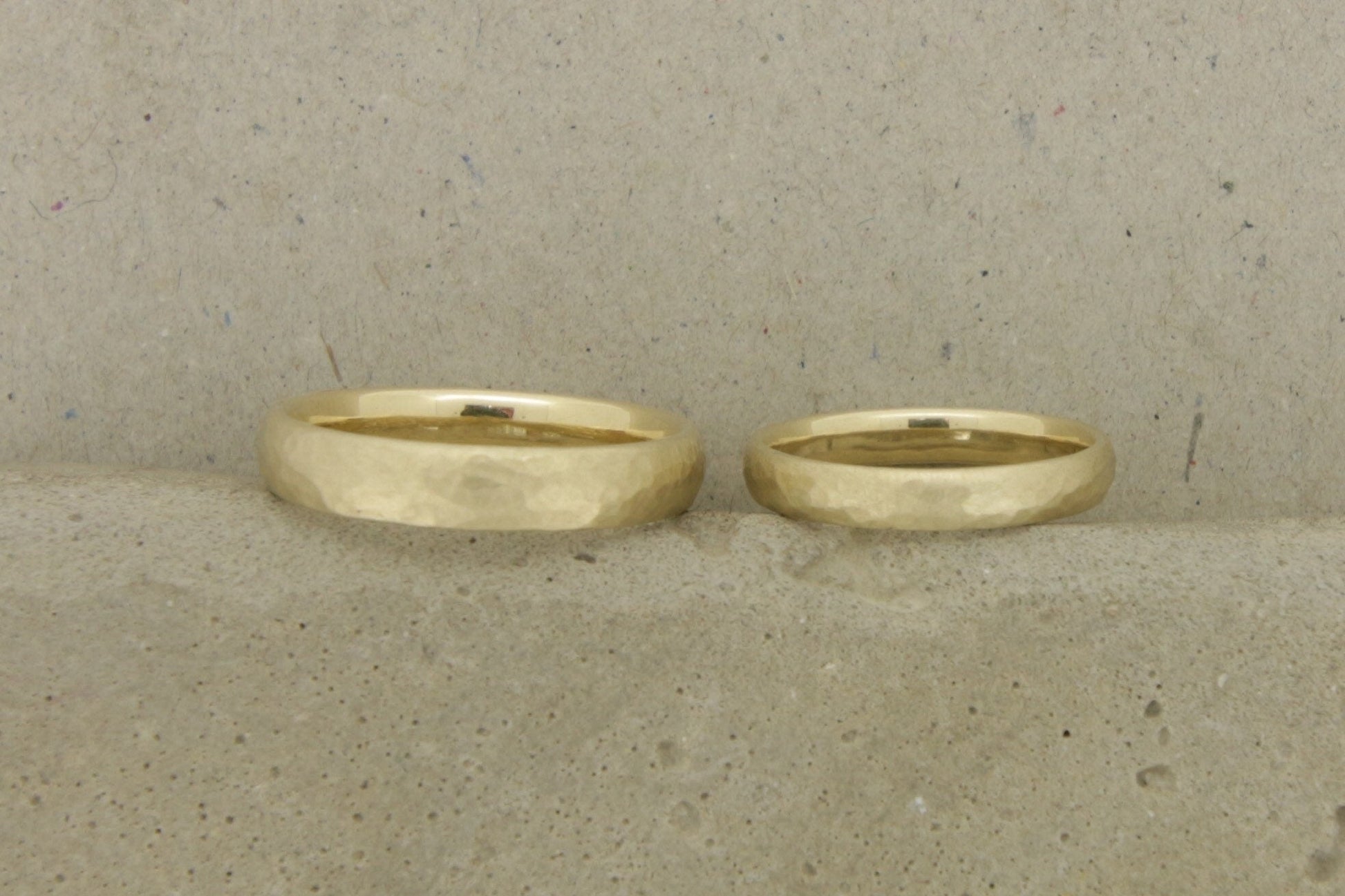Gelbgold Eheringe (333/585/750/Fairtrade) | gehämmert | gerundet | oval - Goldschmiede Miret