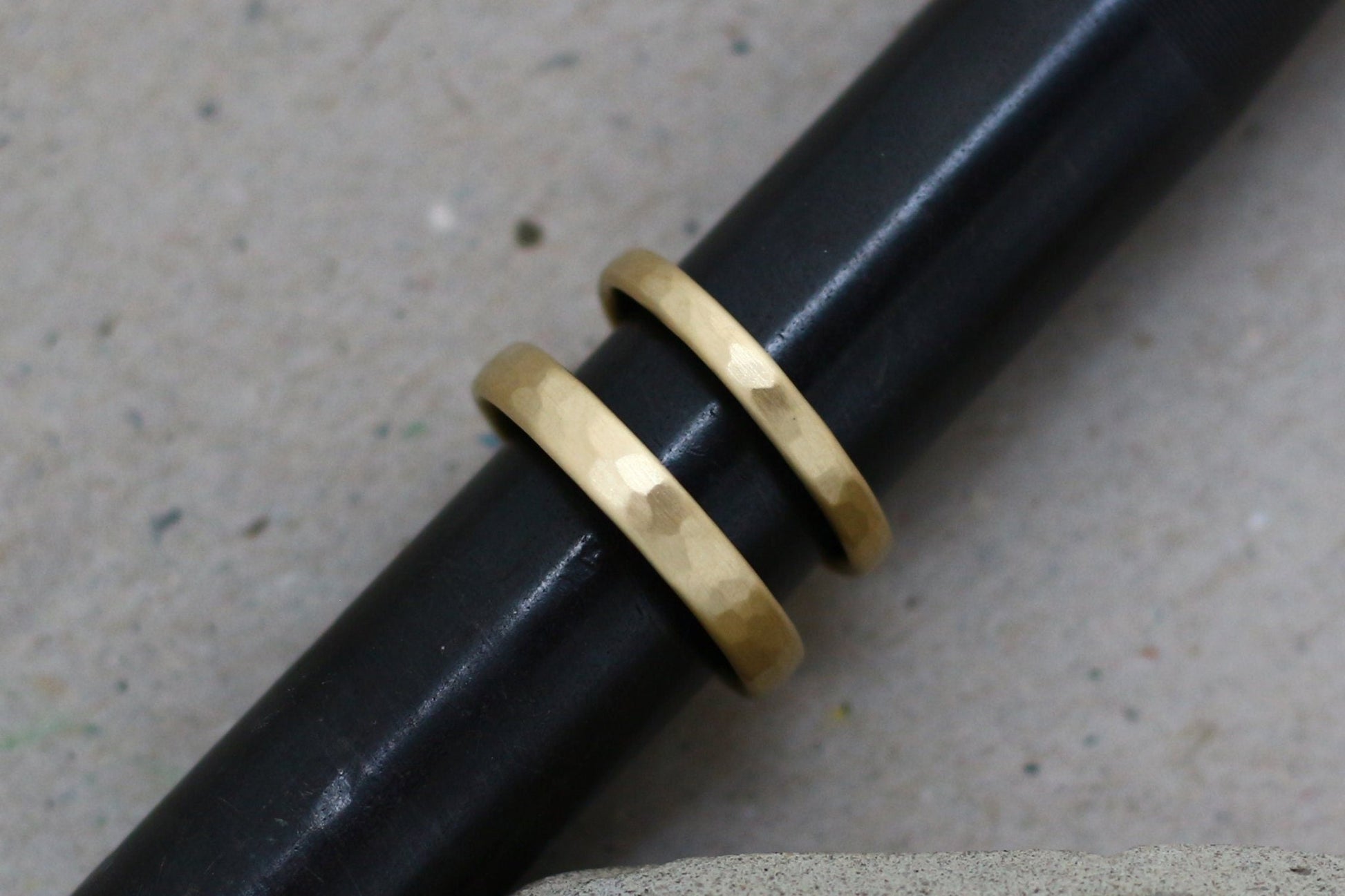 Gelbgold Eheringe (333/585/750/Fairtrade) | matt, gehämmert - Goldschmiede Miret