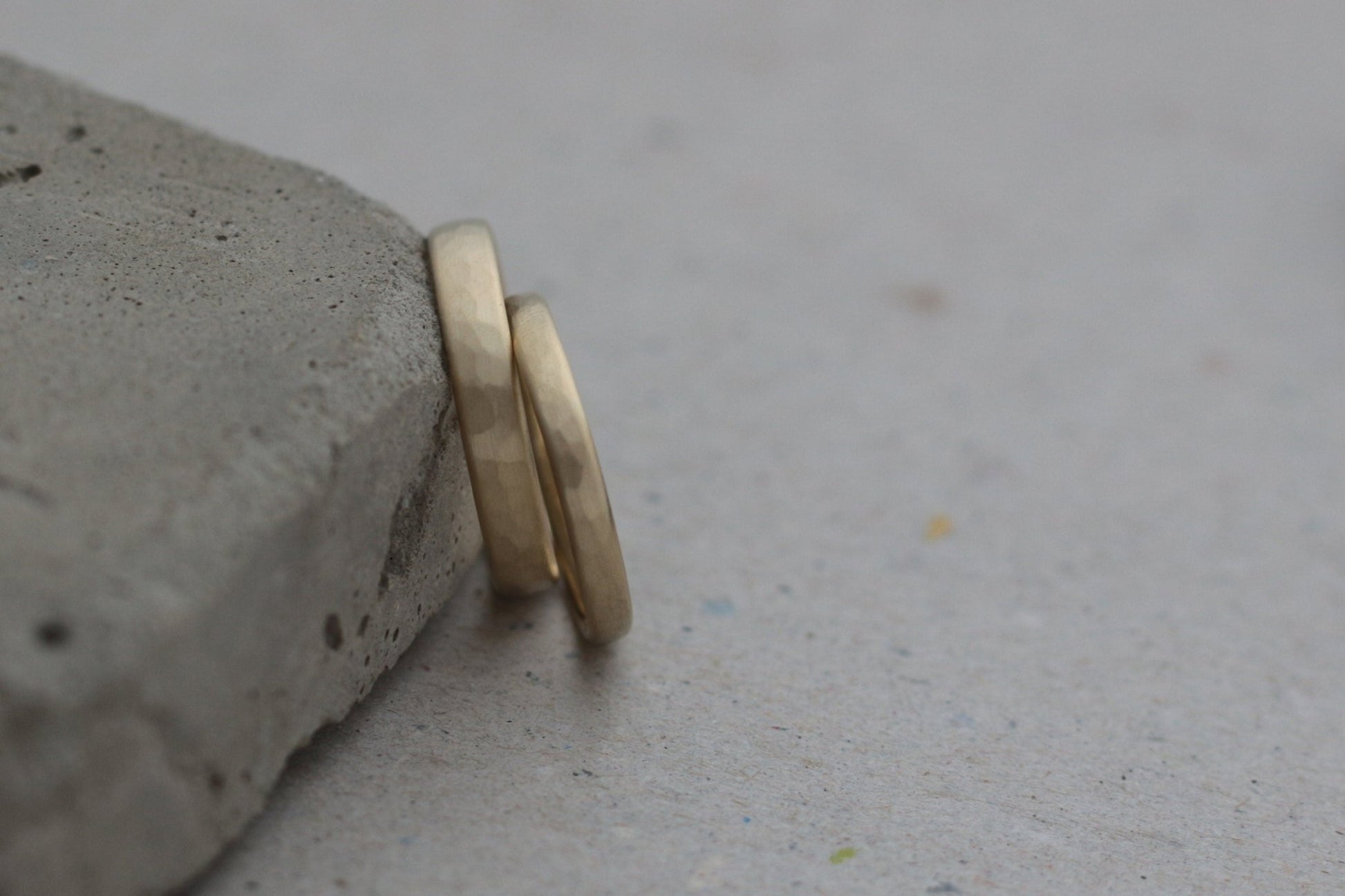 Gelbgold Eheringe (333/585/750/Fairtrade) | matt, gehämmert - Goldschmiede Miret