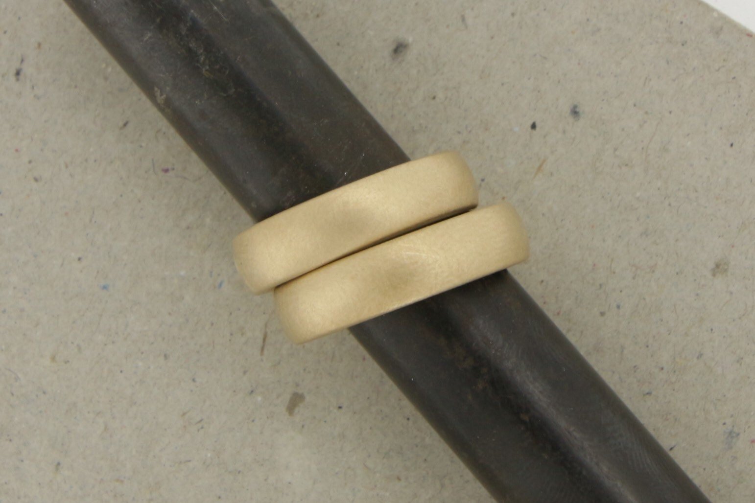 Gelbgold Eheringe (585/333/750) | klassisch | oval, gerundet, matt, gewölbt, breit, schwer - Goldschmiede Miret