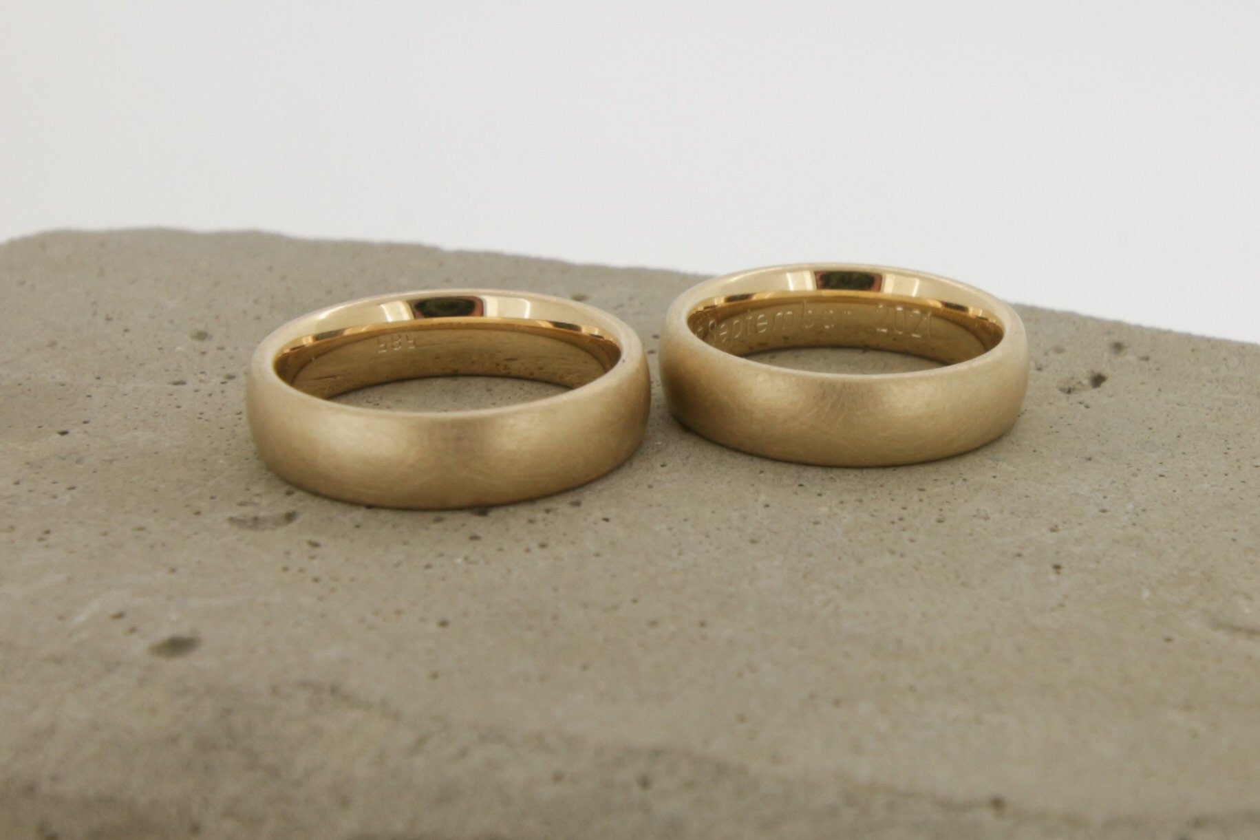 Gelbgold Eheringe (585/333/750) | klassisch | oval, gerundet, matt, gewölbt, breit, schwer - Goldschmiede Miret
