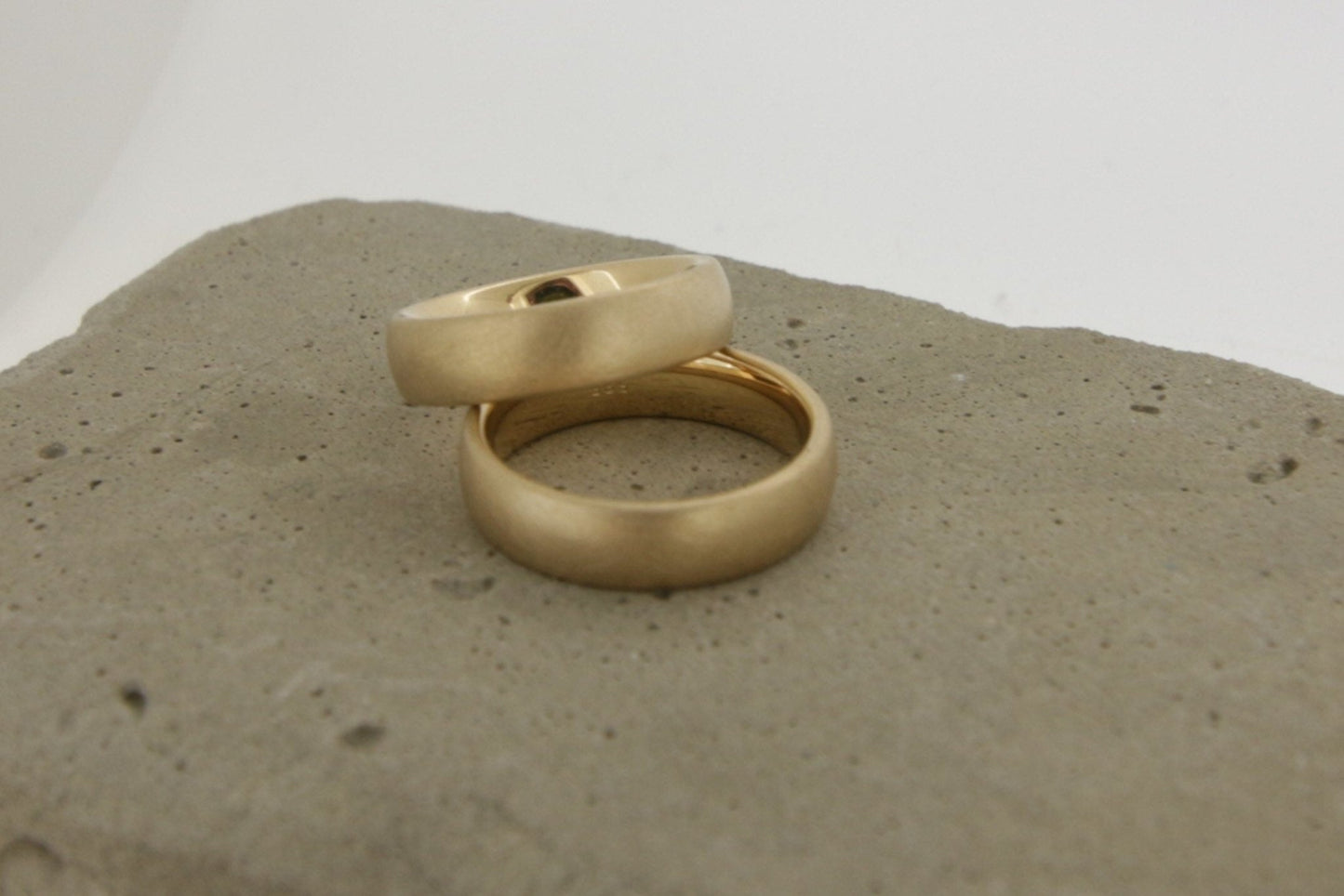 Gelbgold Eheringe (585/333/750) | klassisch | oval, gerundet, matt, gewölbt, breit, schwer - Goldschmiede Miret