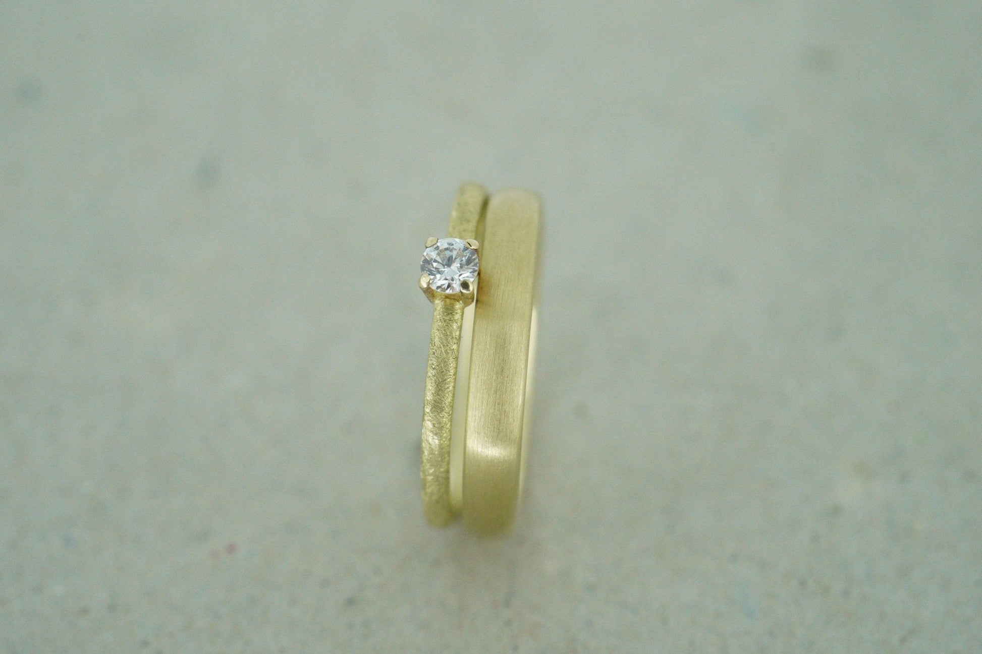 Gelbgold Verlobungsring (585) mit Brillanten in Krappenfassung - Goldschmiede Miret