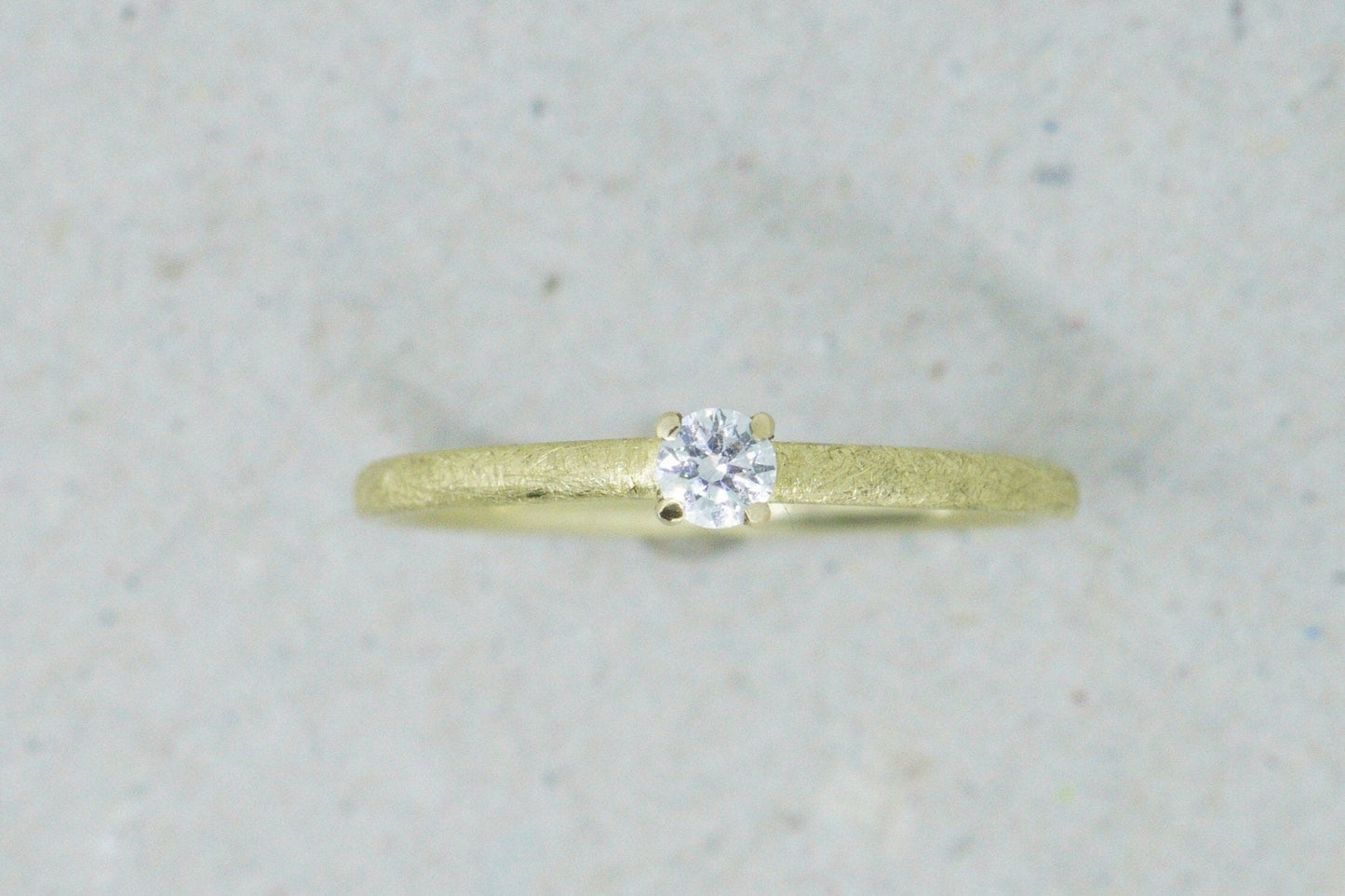Gelbgold Verlobungsring (585) mit Brillanten in Krappenfassung - Goldschmiede Miret